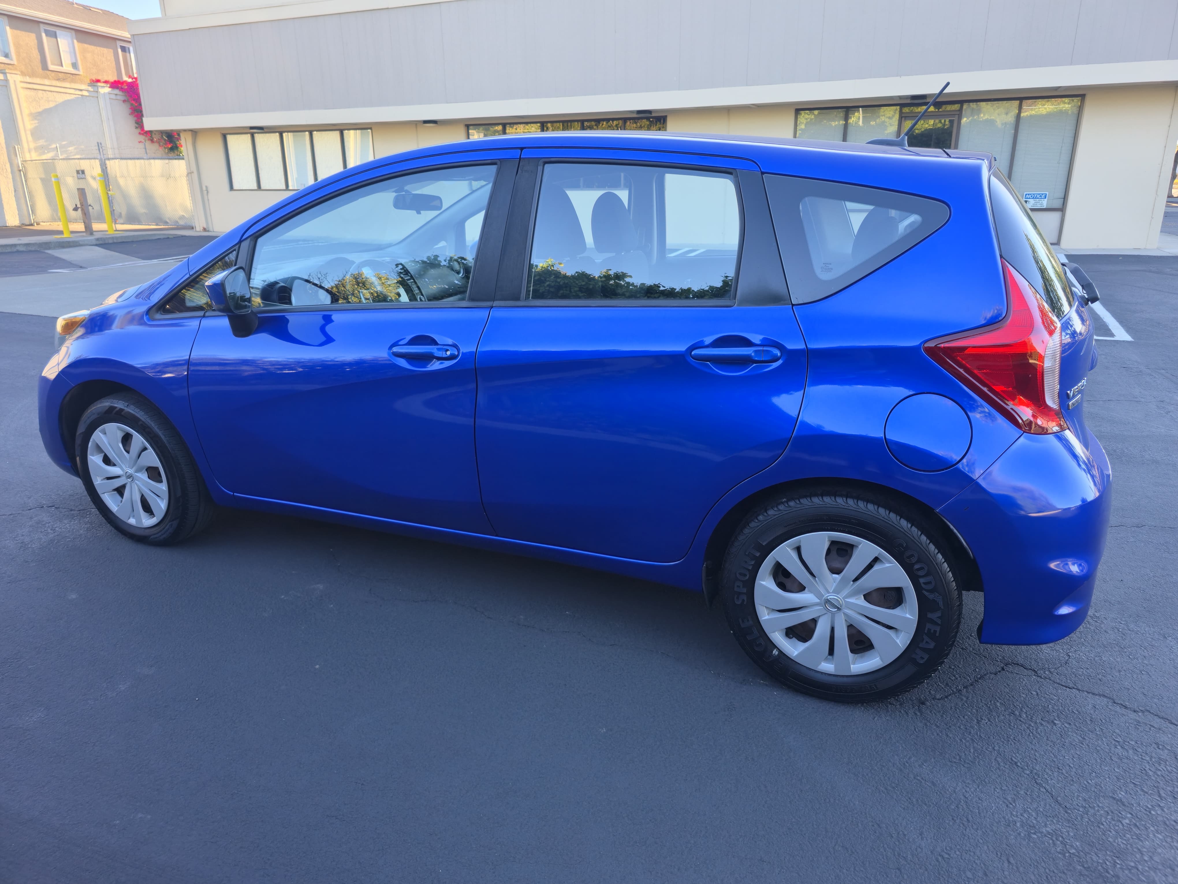 2017 Nissan Versa Note SV thumbnail 6
