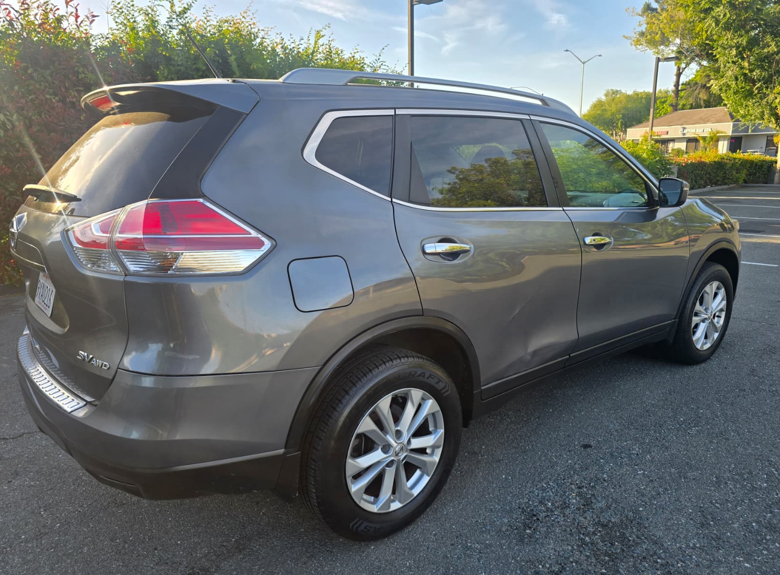 2016 Nissan Rogue SV thumbnail 6