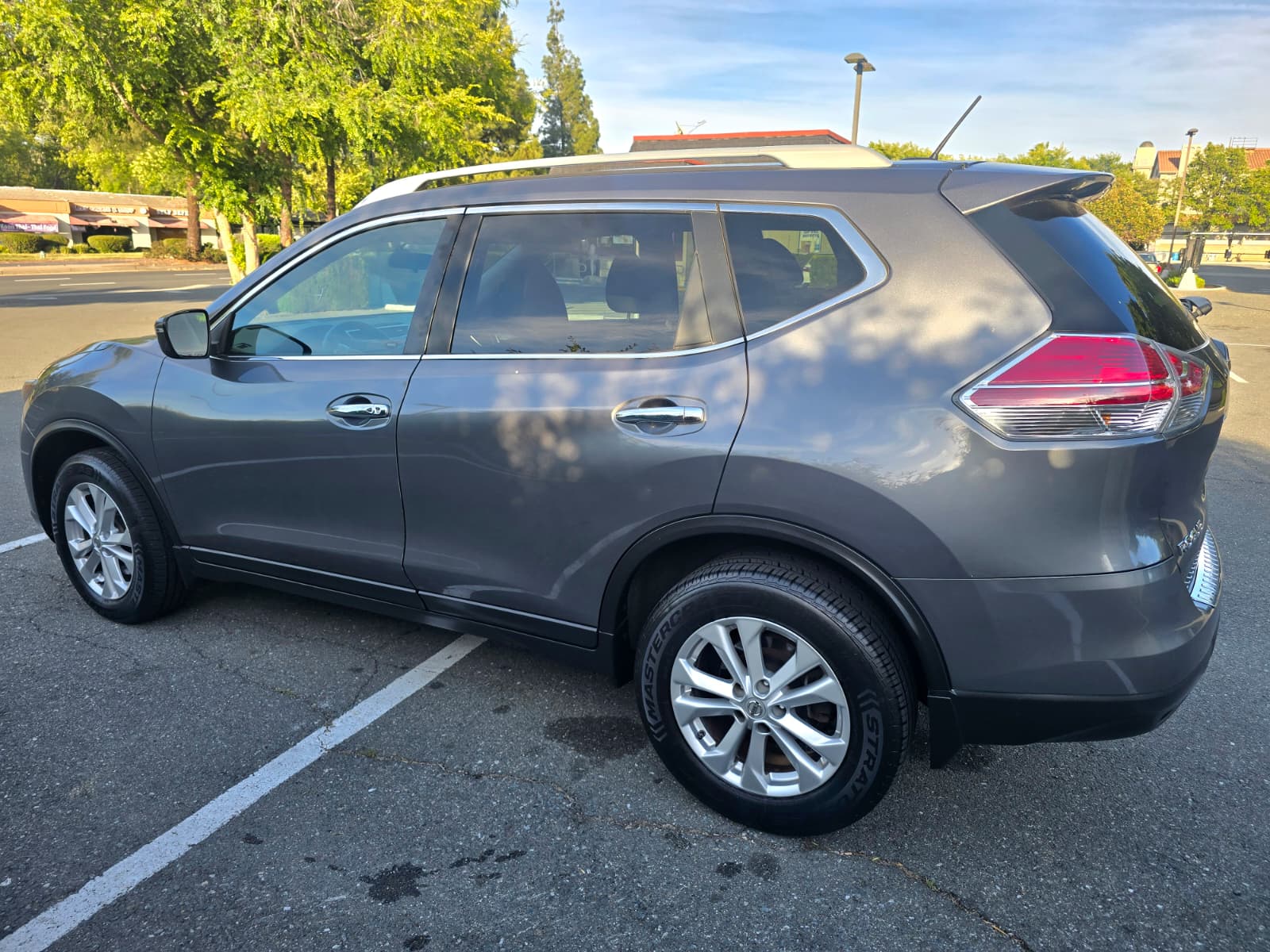 2016 Nissan Rogue SV thumbnail 5