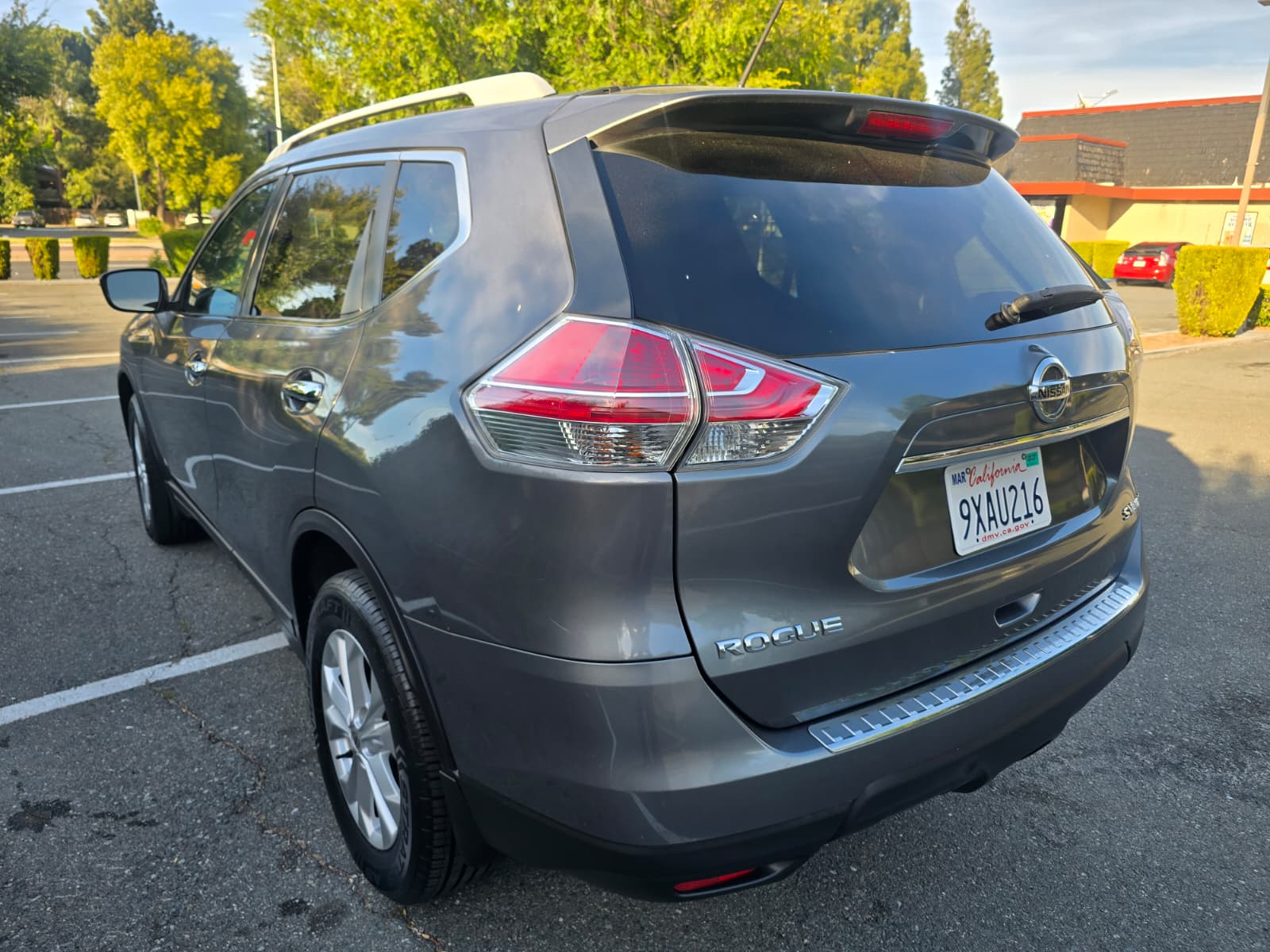 2016 Nissan Rogue SV thumbnail 7
