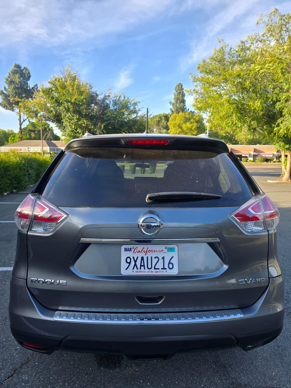 2016 Nissan Rogue SV thumbnail 4