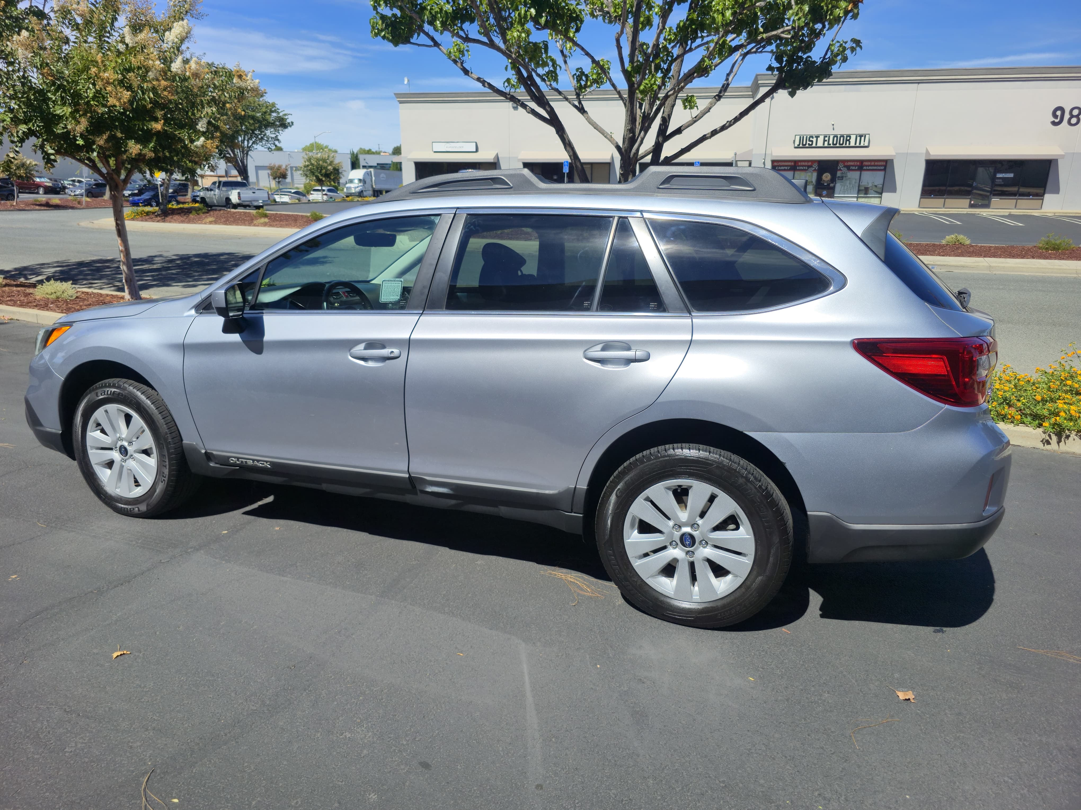 2017 Subaru Outback 2.5i Premium thumbnail 6