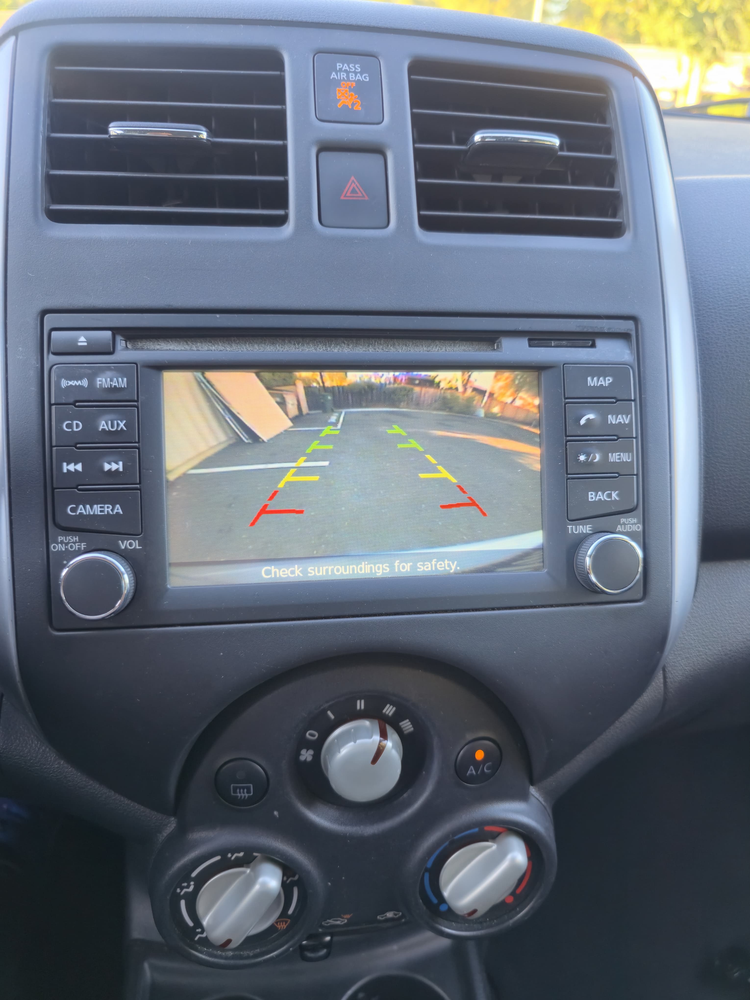 2014 Nissan Versa SL thumbnail 11