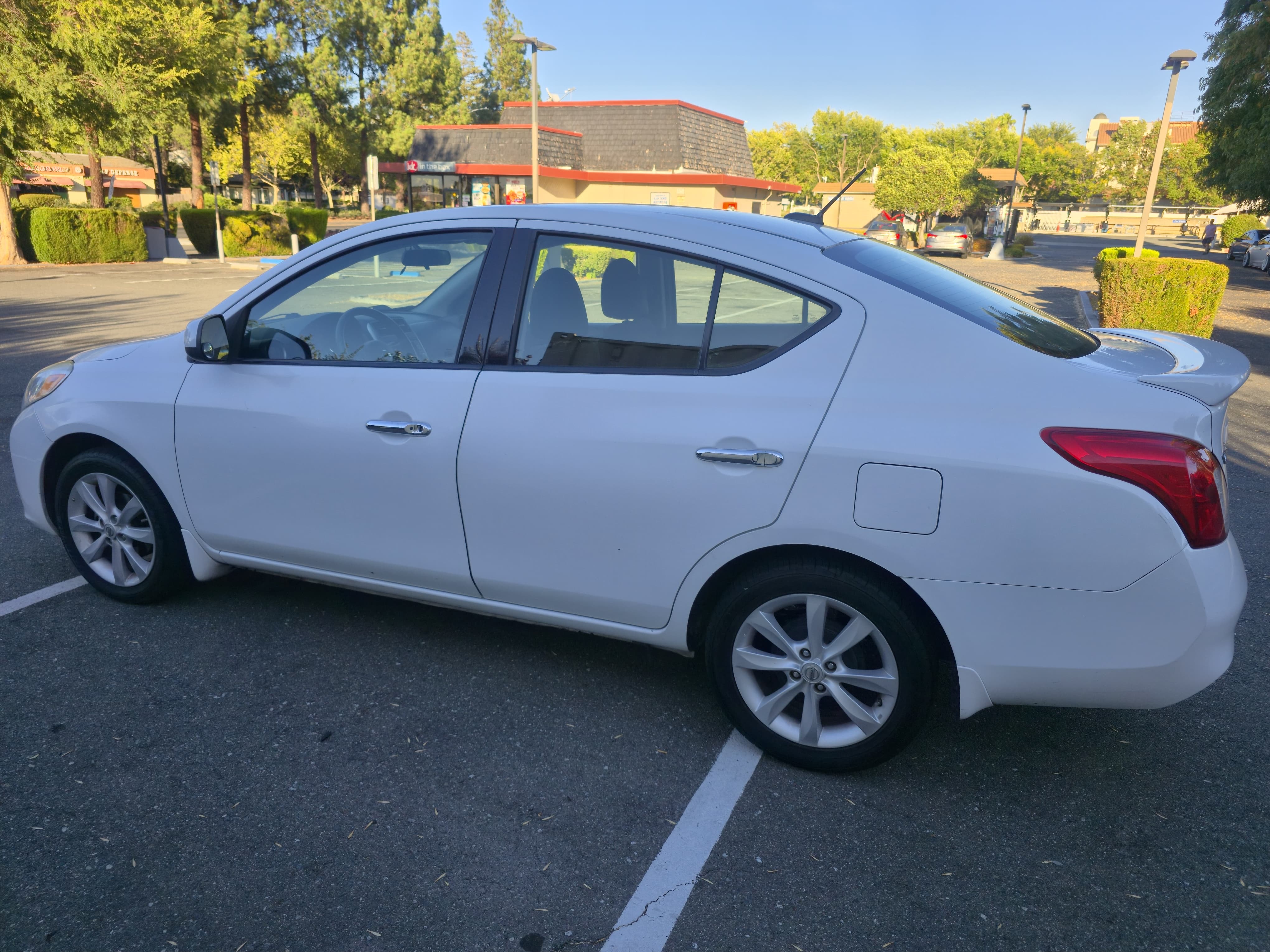 2014 Nissan Versa SL thumbnail 6