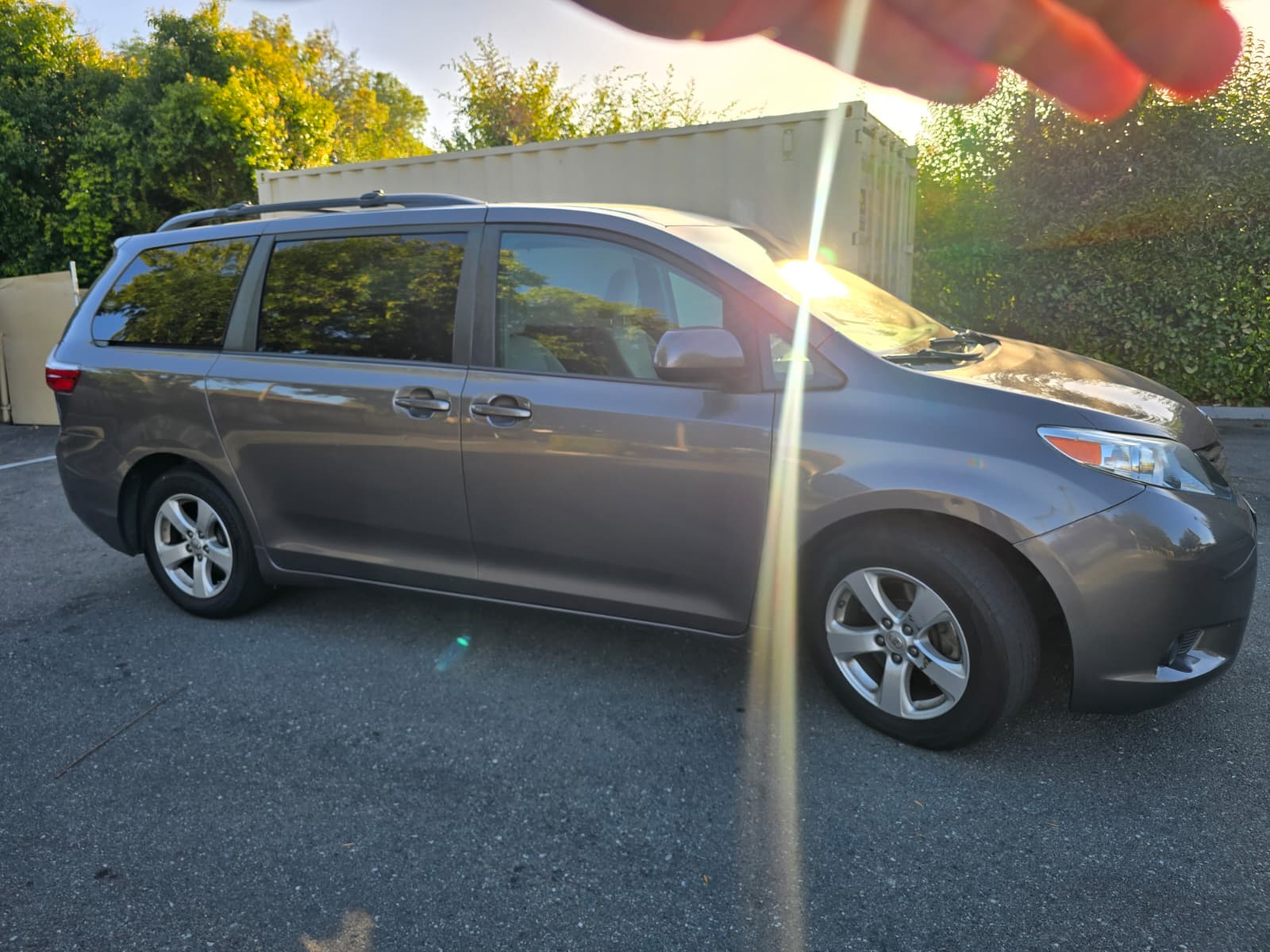 2016 Toyoto Sienna LE thumbnail 5