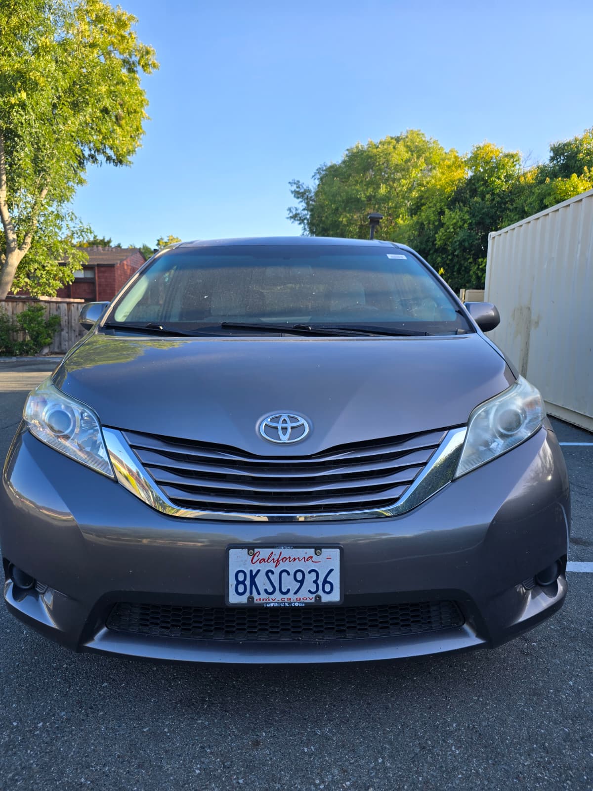 2016 Toyoto Sienna LE image 1