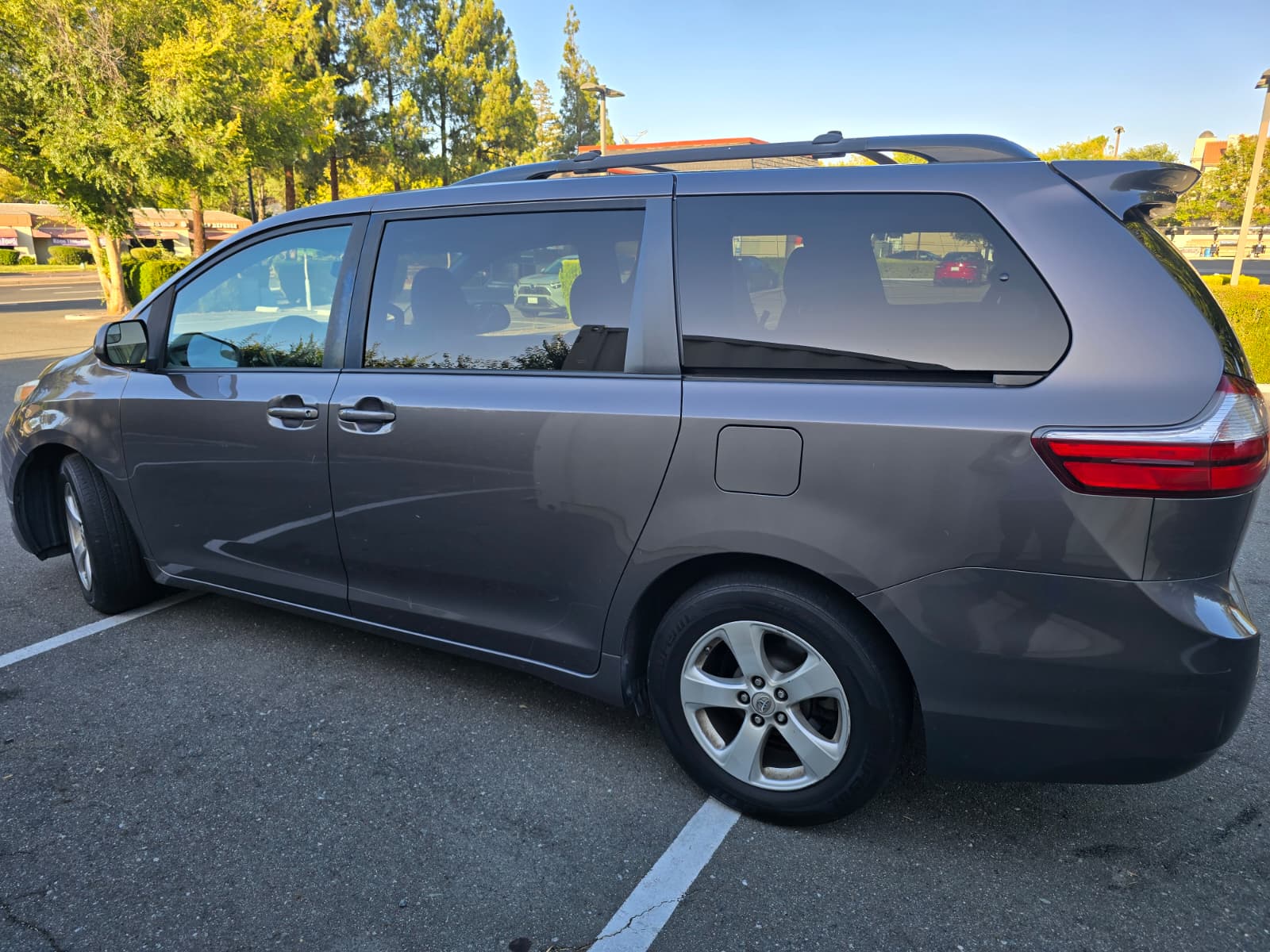 2016 Toyoto Sienna LE thumbnail 6