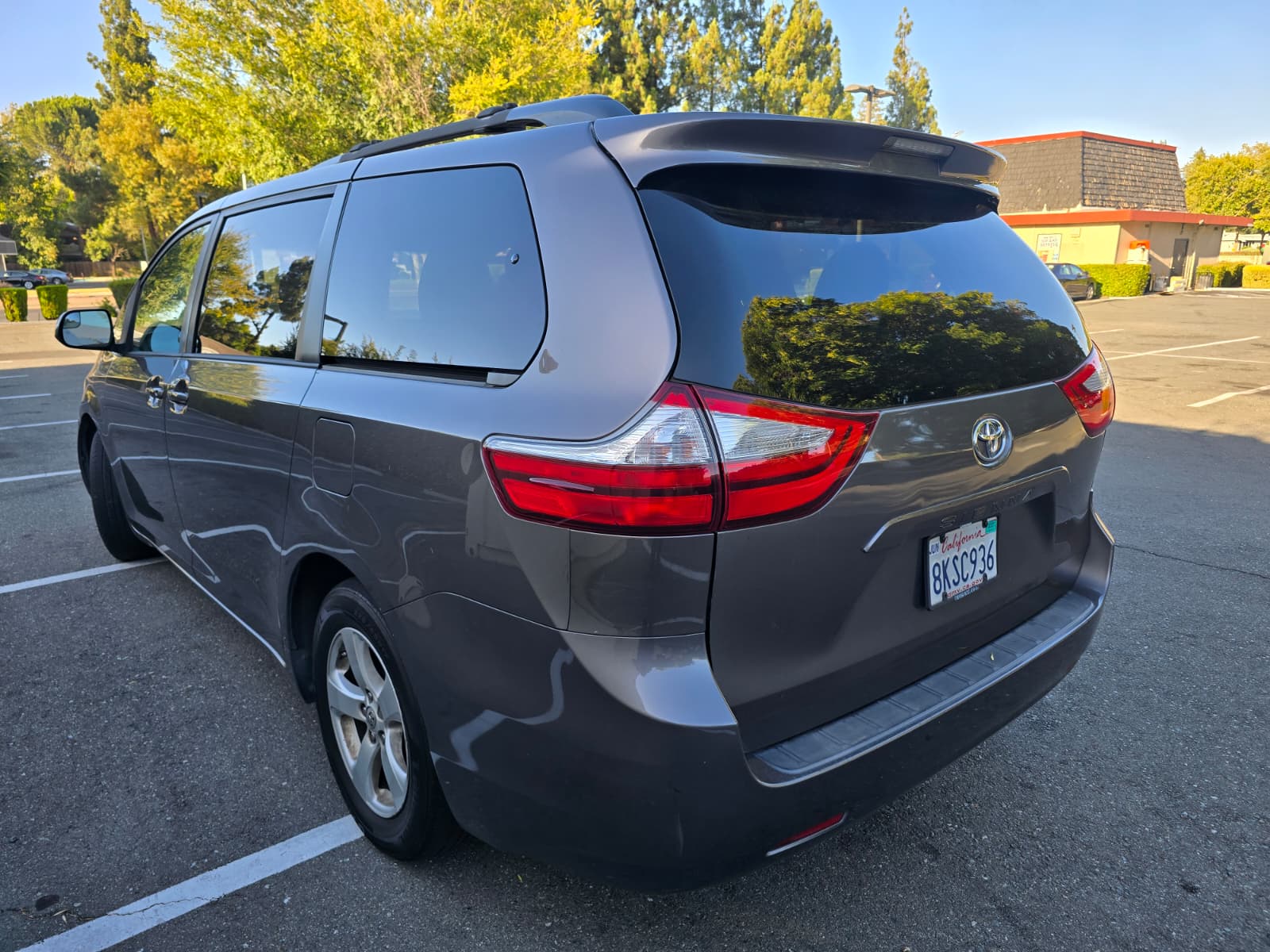 2016 Toyoto Sienna LE thumbnail 7
