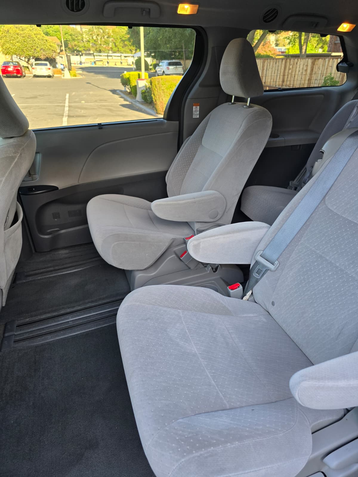 2016 Toyoto Sienna LE thumbnail 10