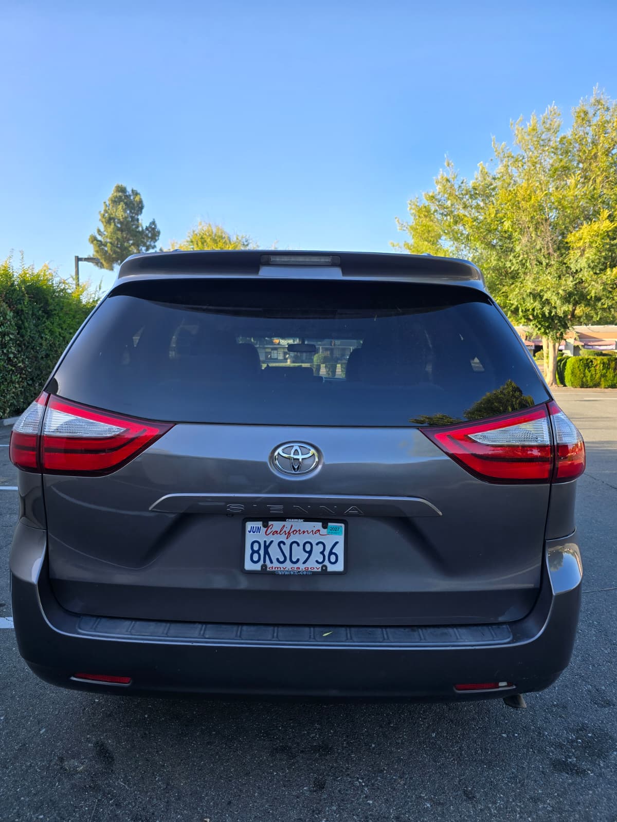 2016 Toyoto Sienna LE thumbnail 4