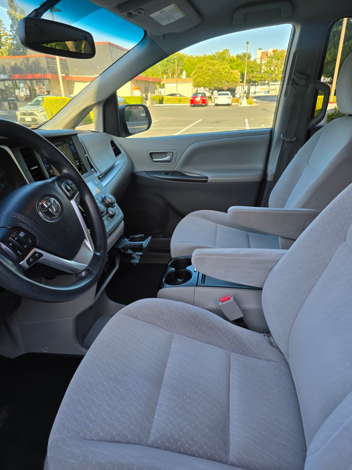 2016 Toyoto Sienna LE thumbnail 9