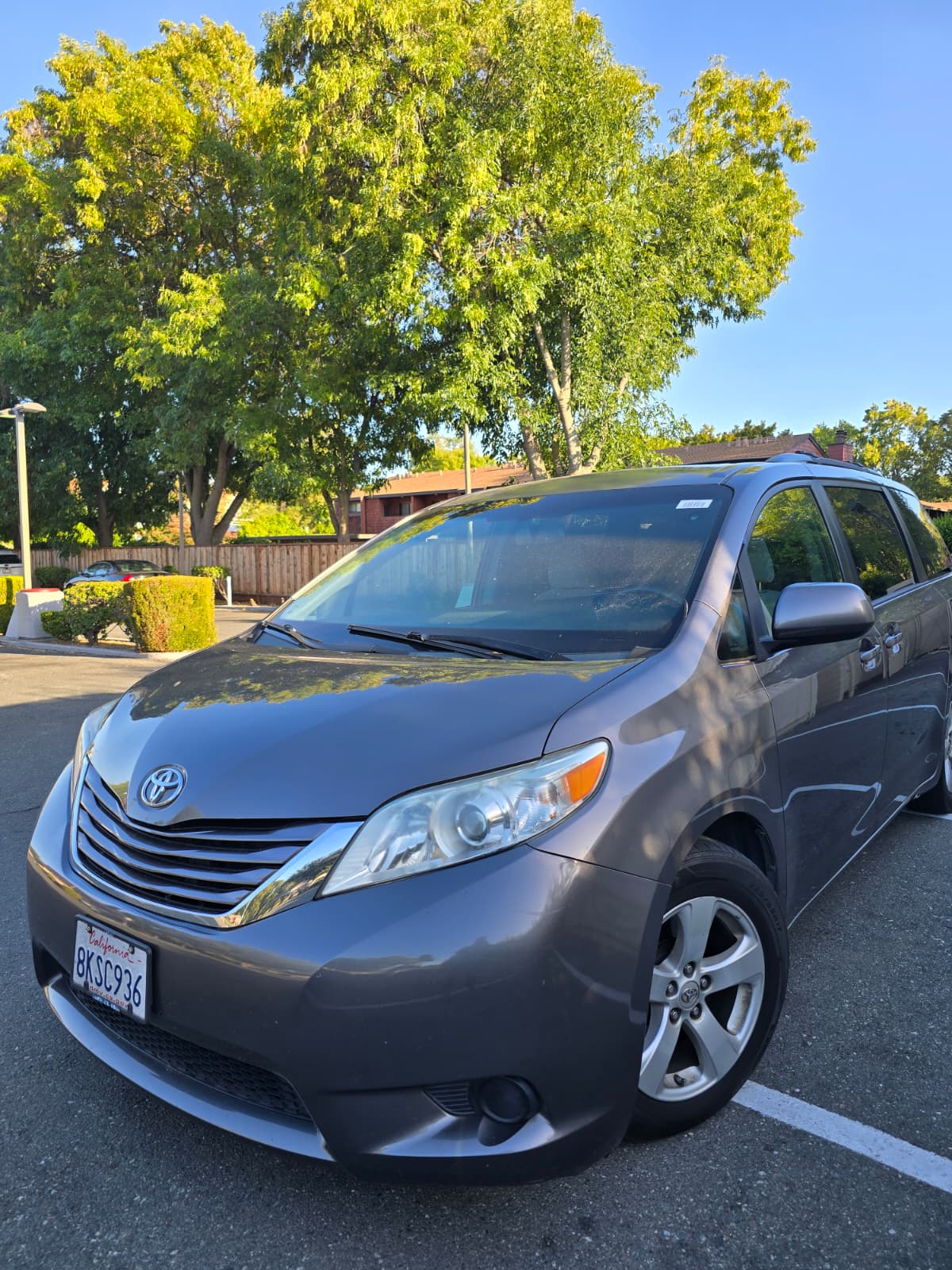 2016 Toyoto Sienna LE thumbnail 2