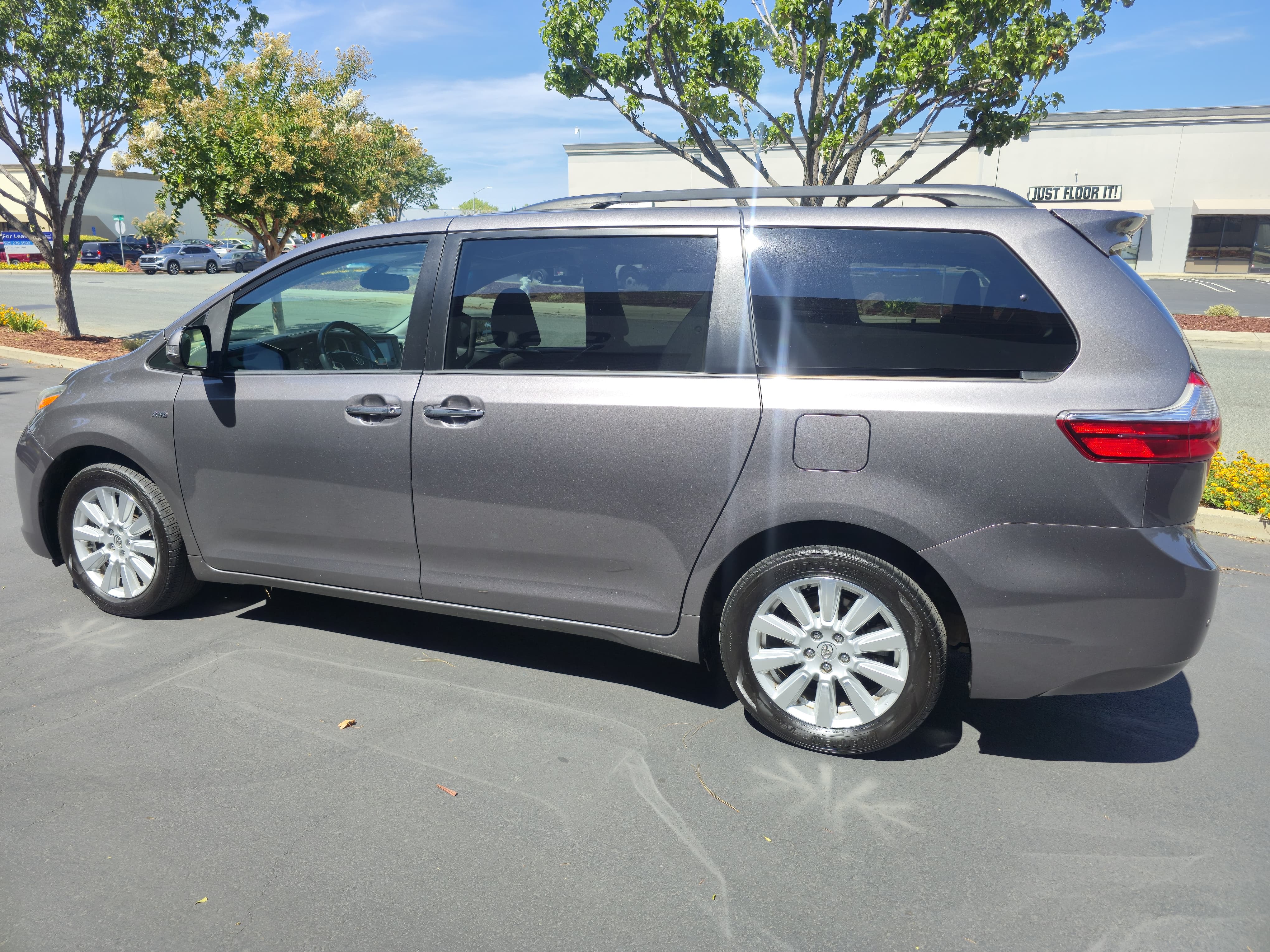2017 Toyota Sienna Limited Premium thumbnail 6
