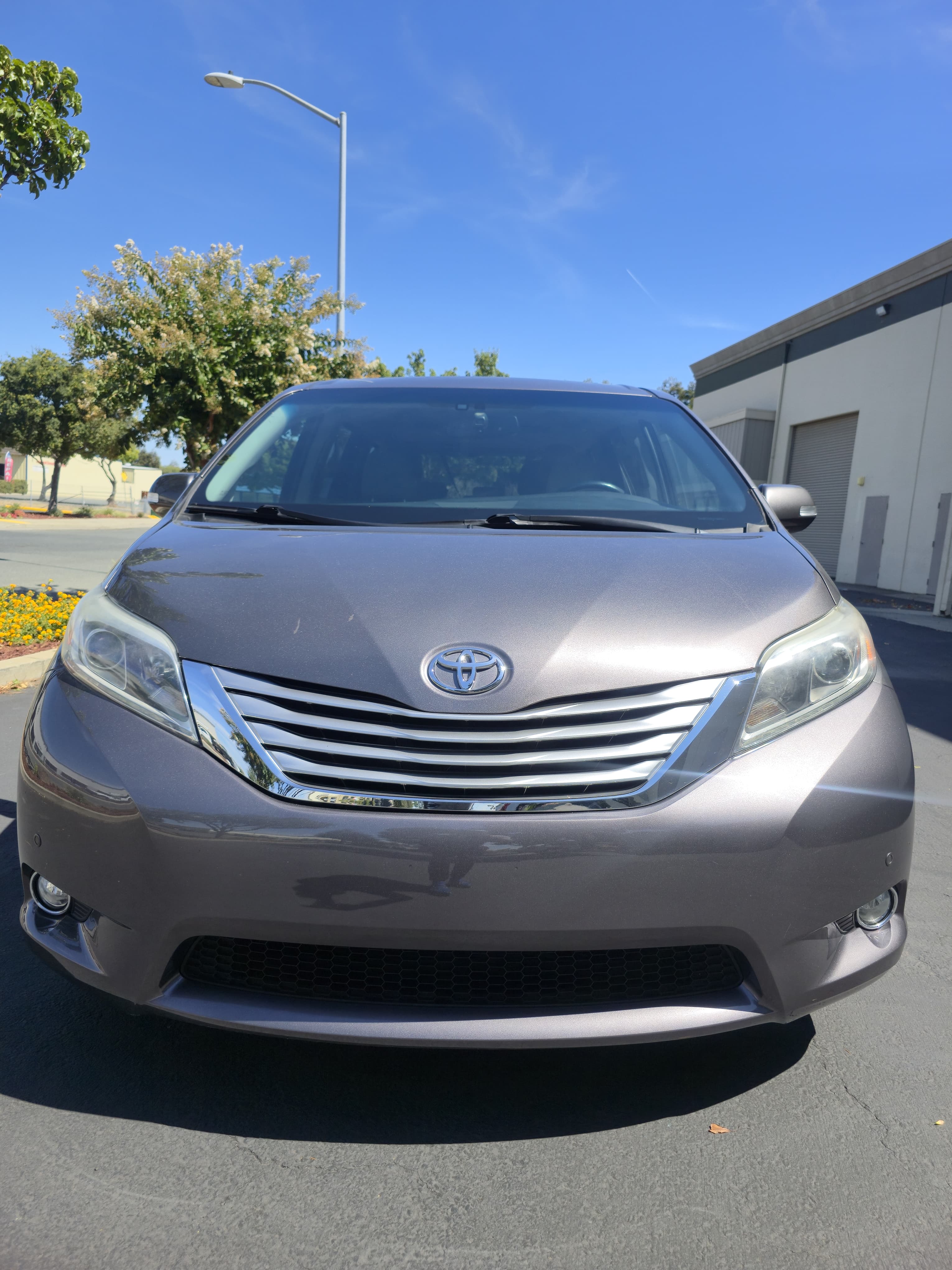 2017 Toyota Sienna Limited Premium image 1