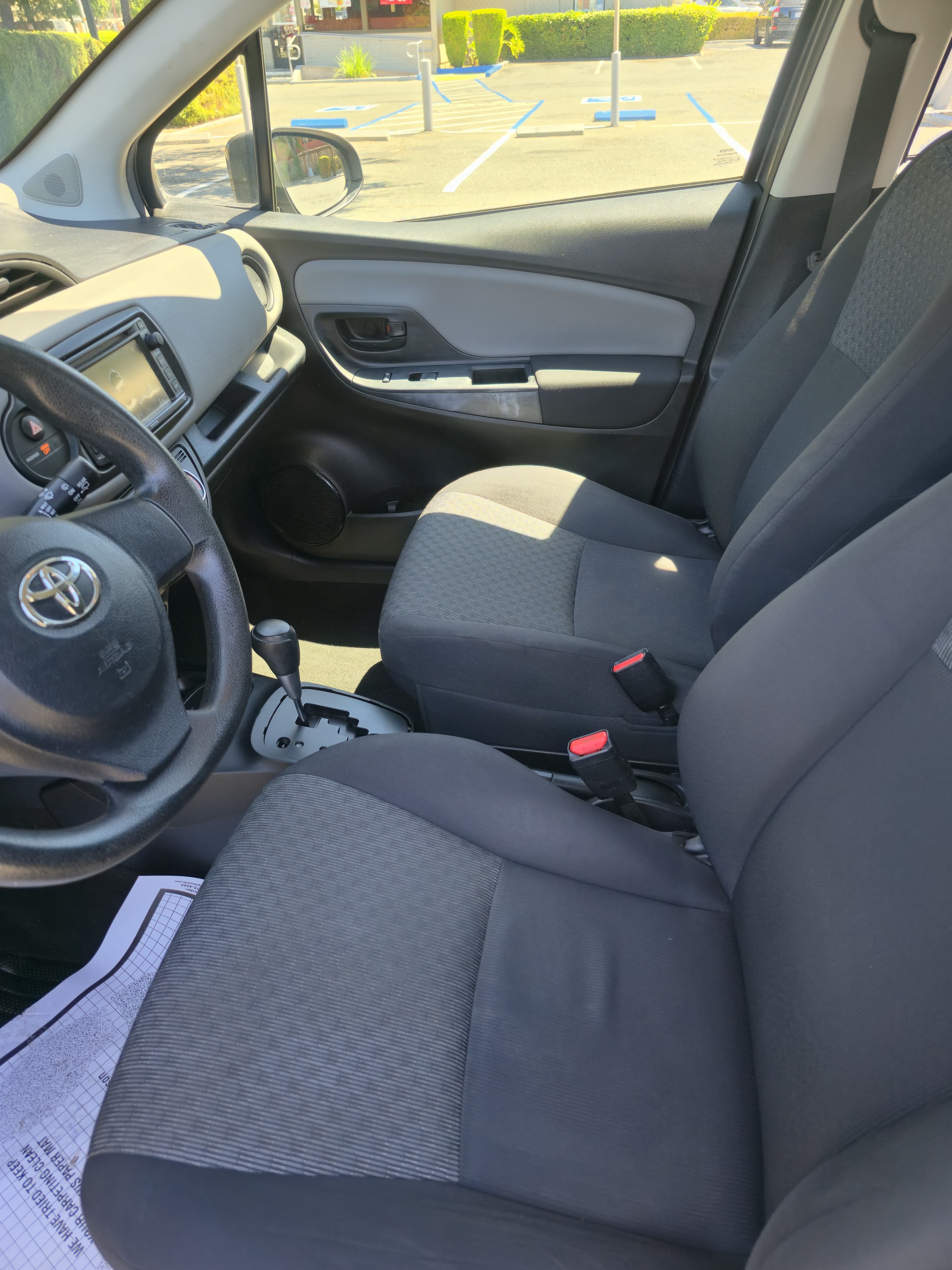 2015 Toyoto Yaris L thumbnail 9