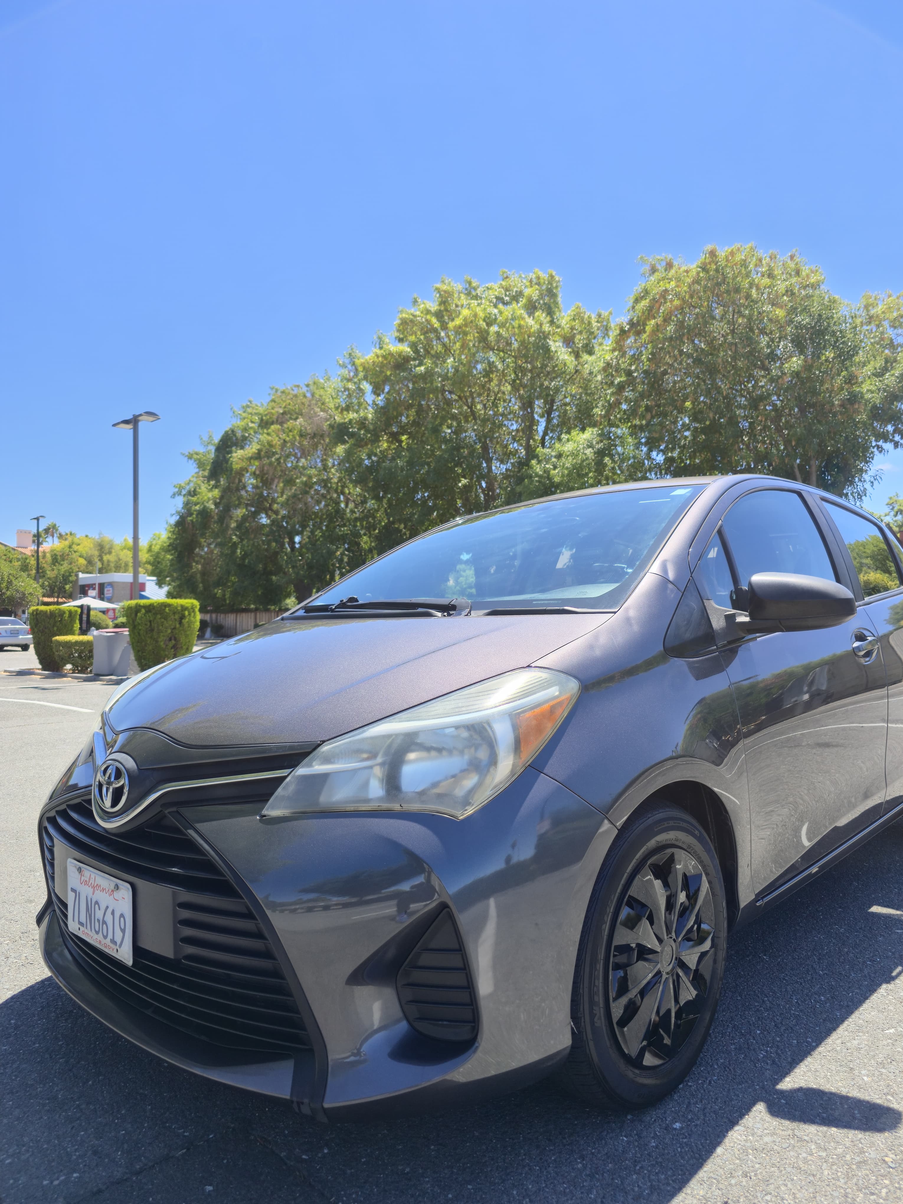 2015 Toyoto Yaris L thumbnail 2
