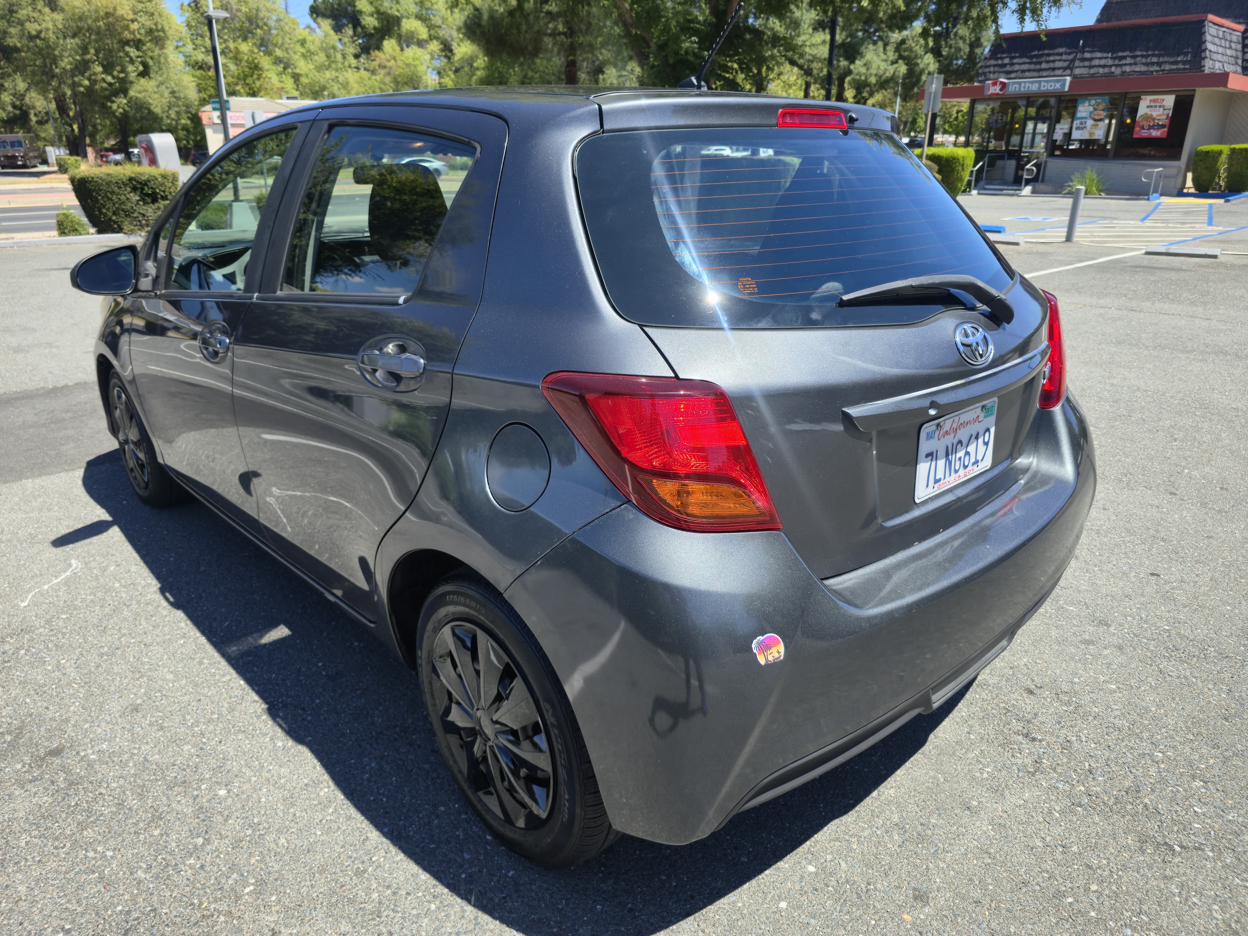 2015 Toyoto Yaris L thumbnail 7