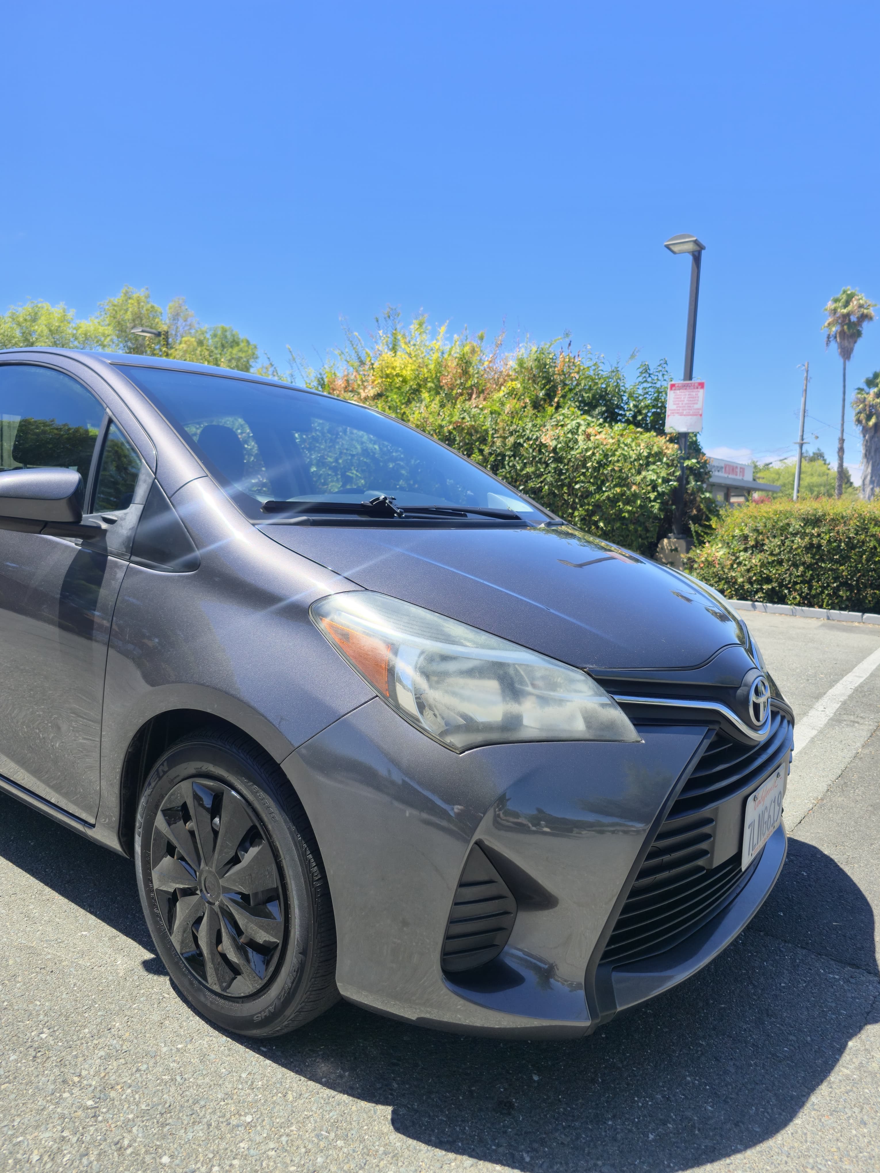 2015 Toyoto Yaris L thumbnail 3