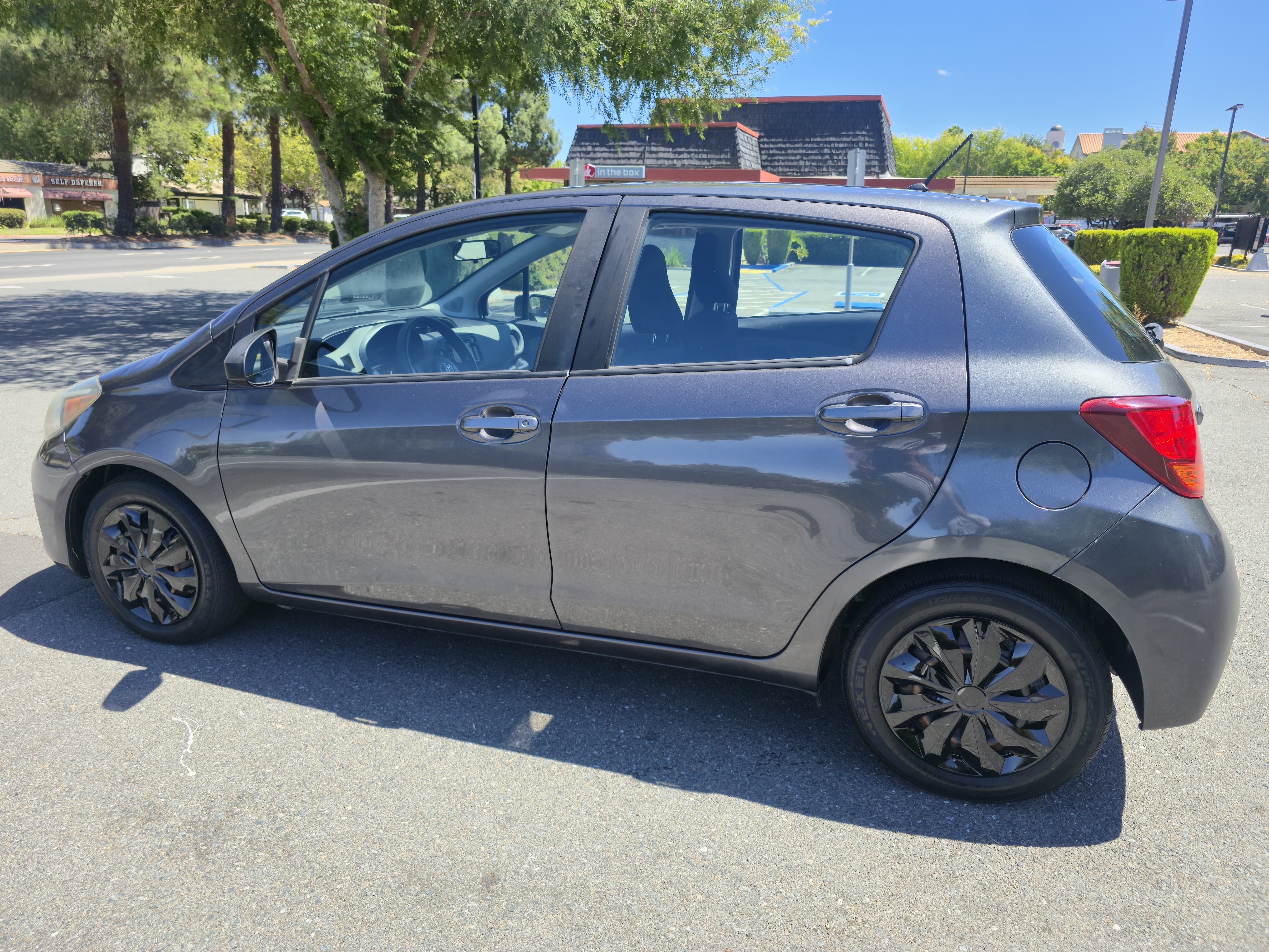 2015 Toyoto Yaris L thumbnail 6
