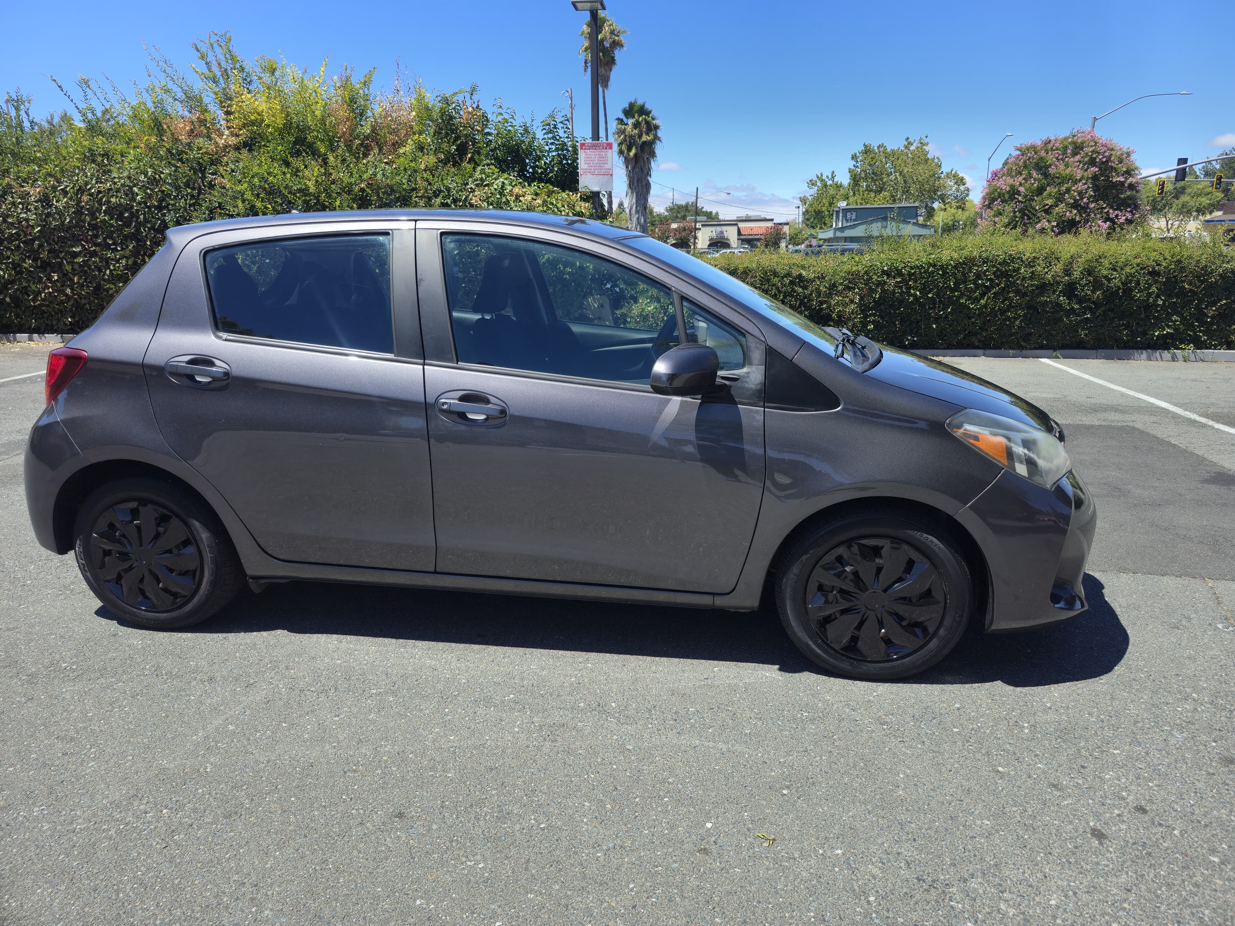 2015 Toyoto Yaris L thumbnail 5