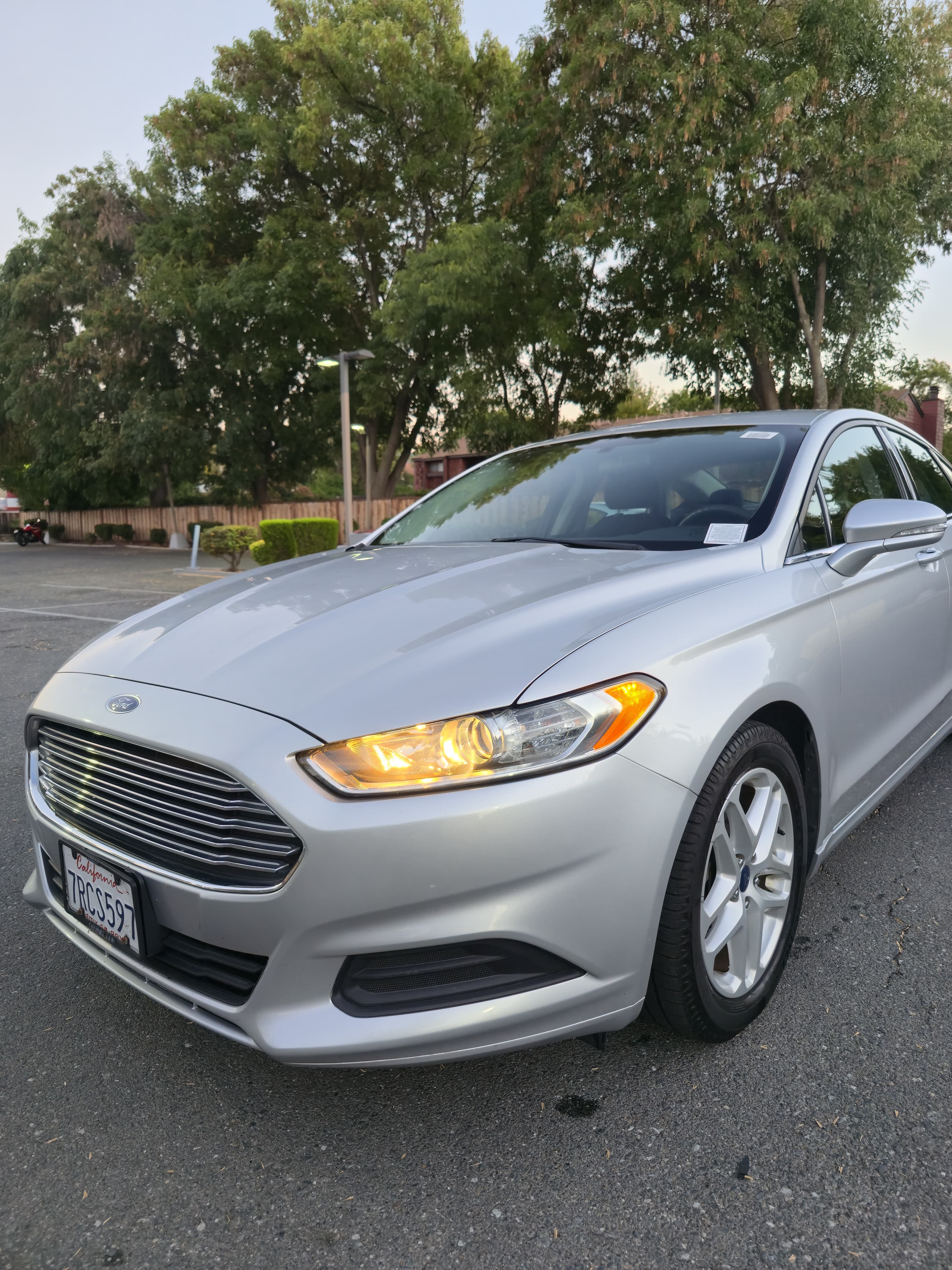 2016 Ford Fusion SE thumbnail 2