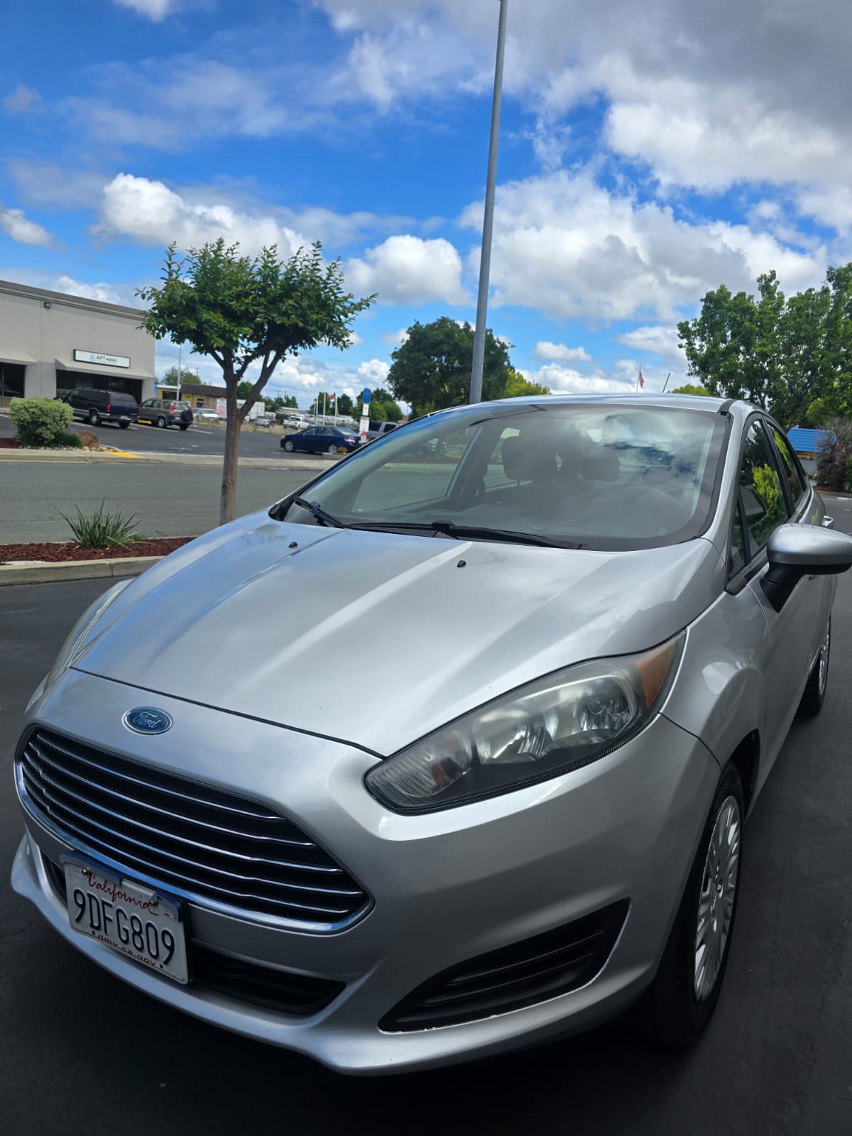 2015 Ford Fiesta S thumbnail 2