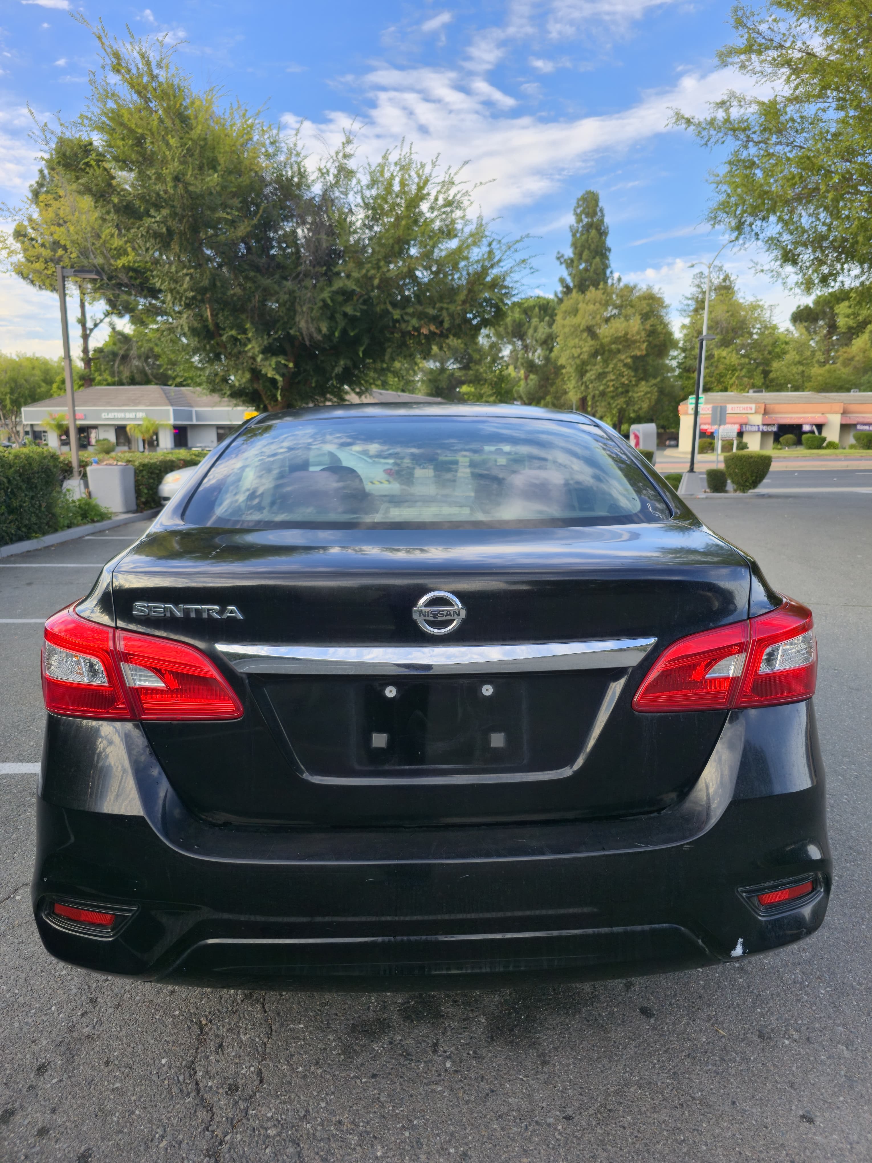 2017 Nissan Sentra S thumbnail 4