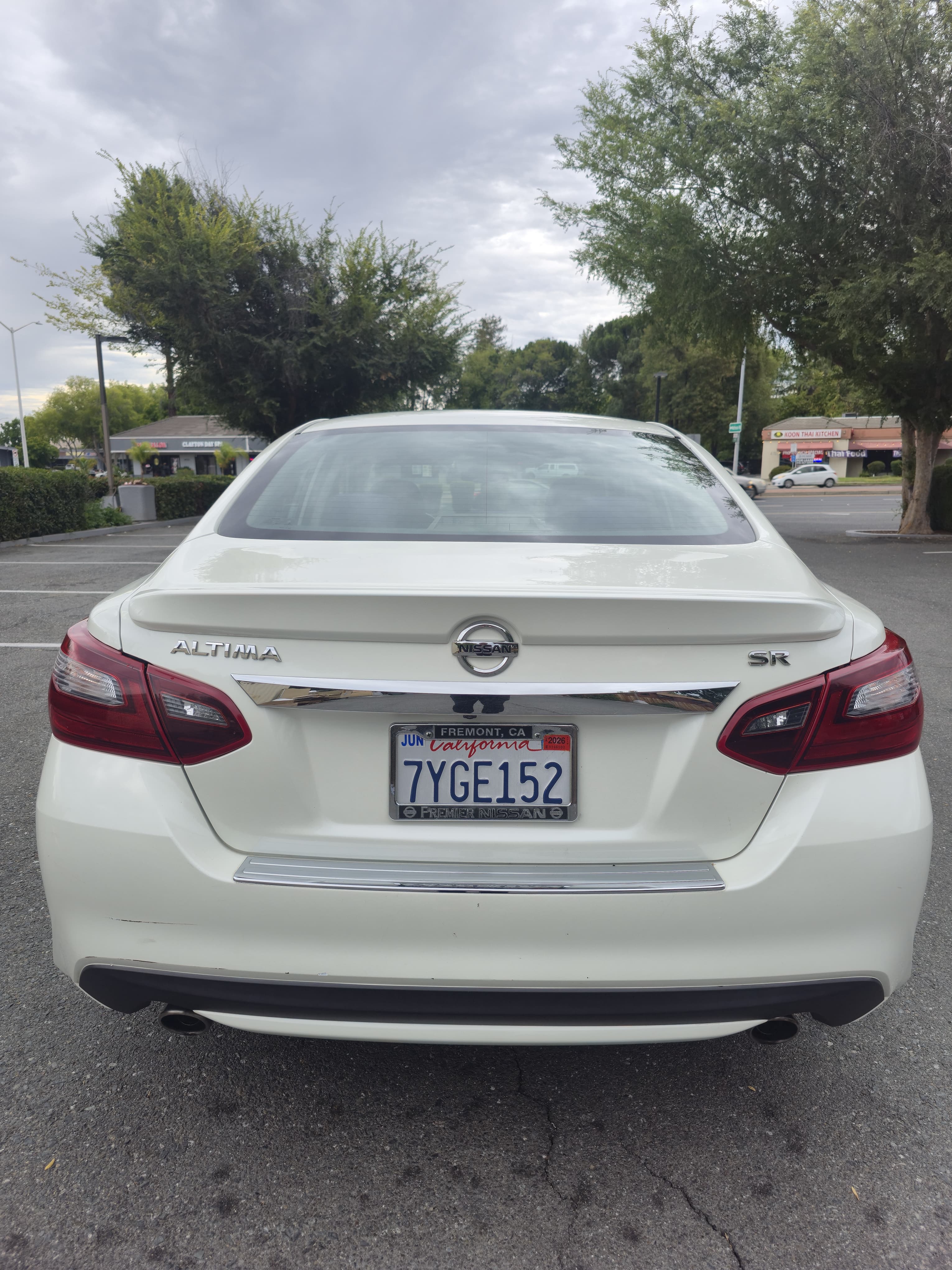 2017 Nissan Altima SR thumbnail 4