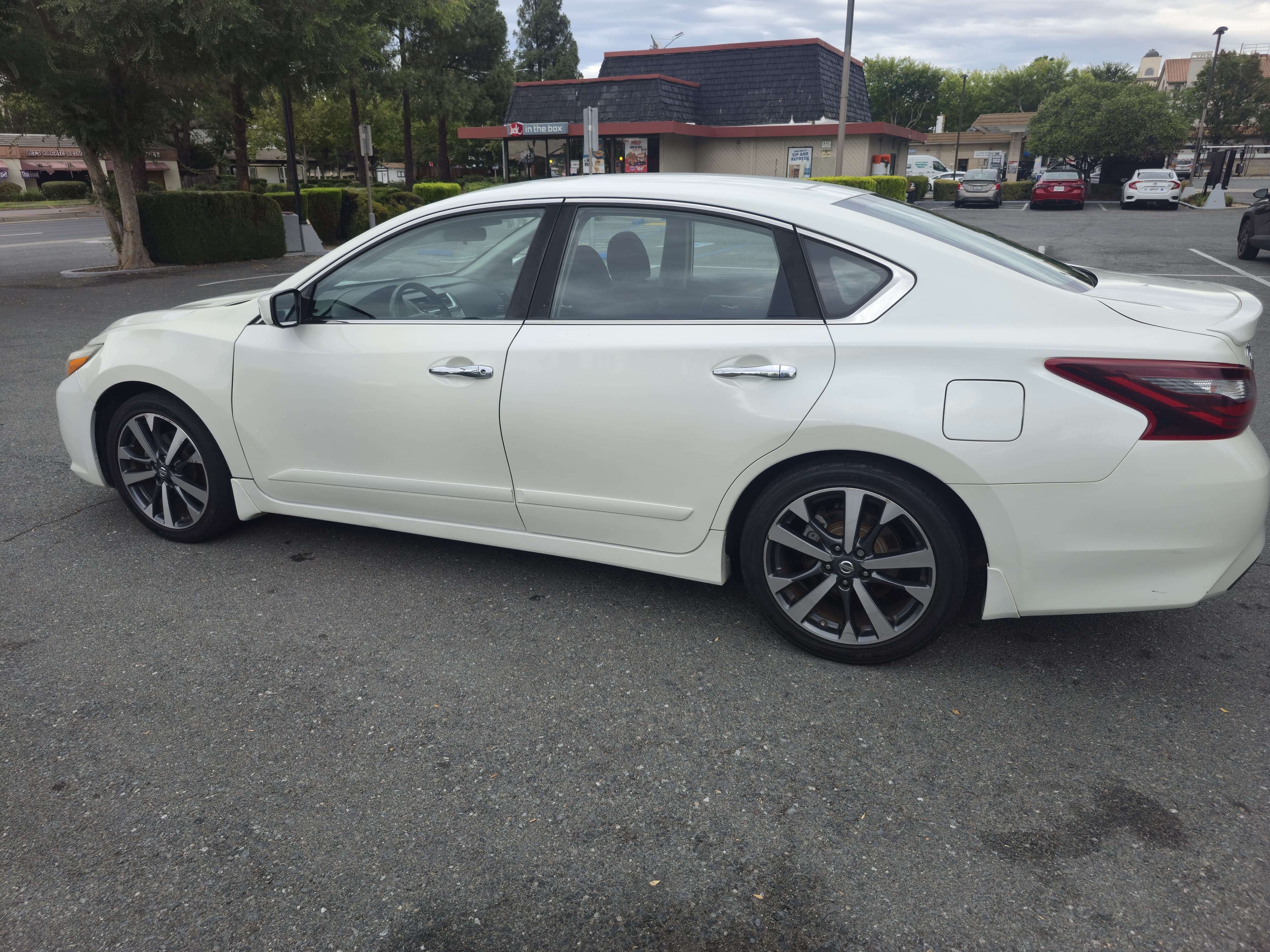 2017 Nissan Altima SR thumbnail 6