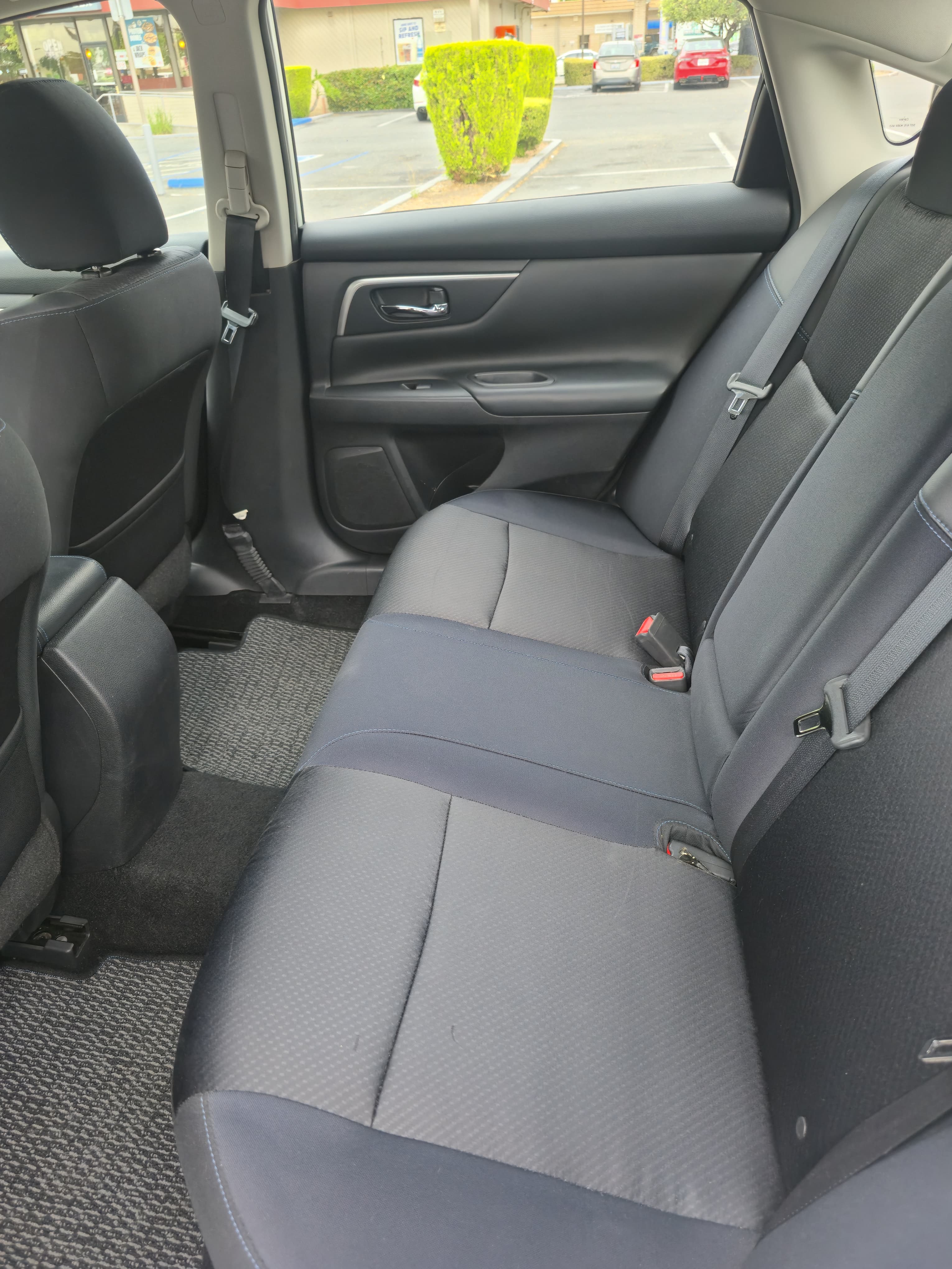 2017 Nissan Altima SR thumbnail 10