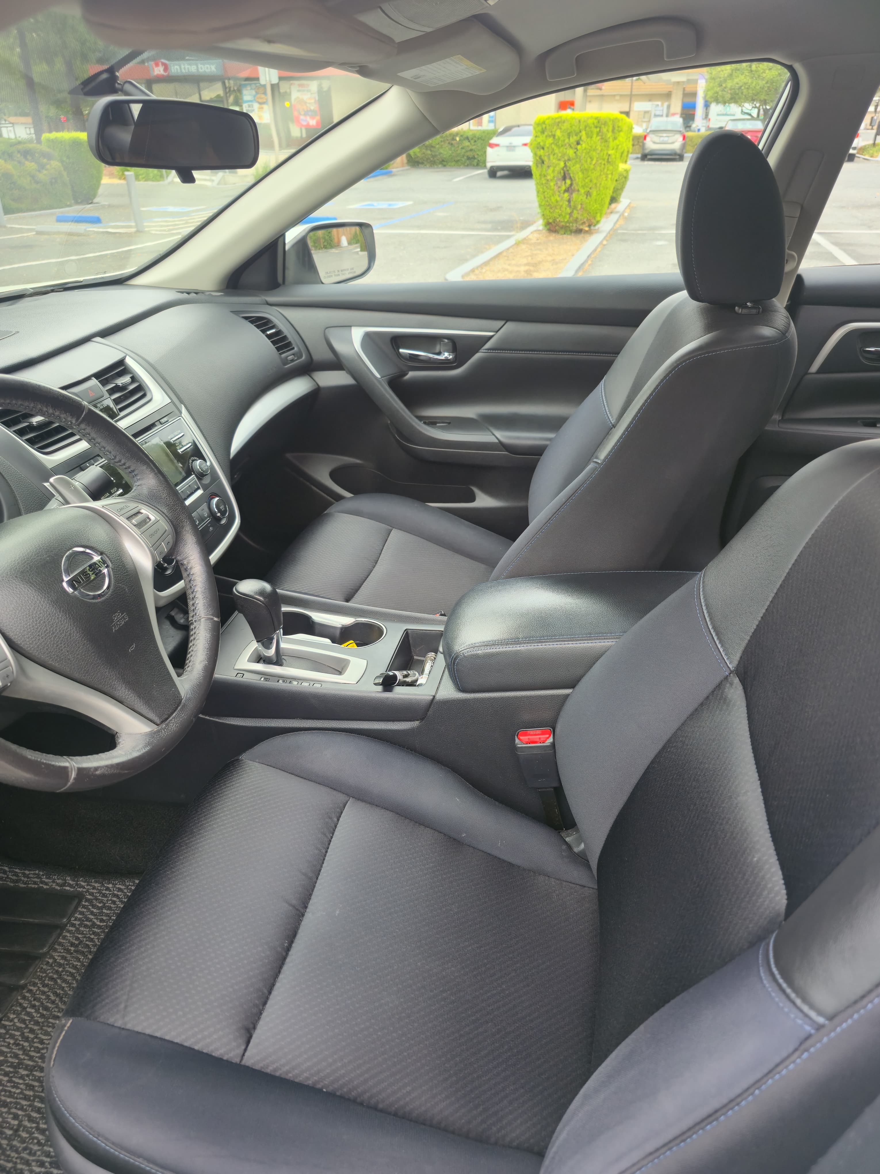 2017 Nissan Altima SR thumbnail 9