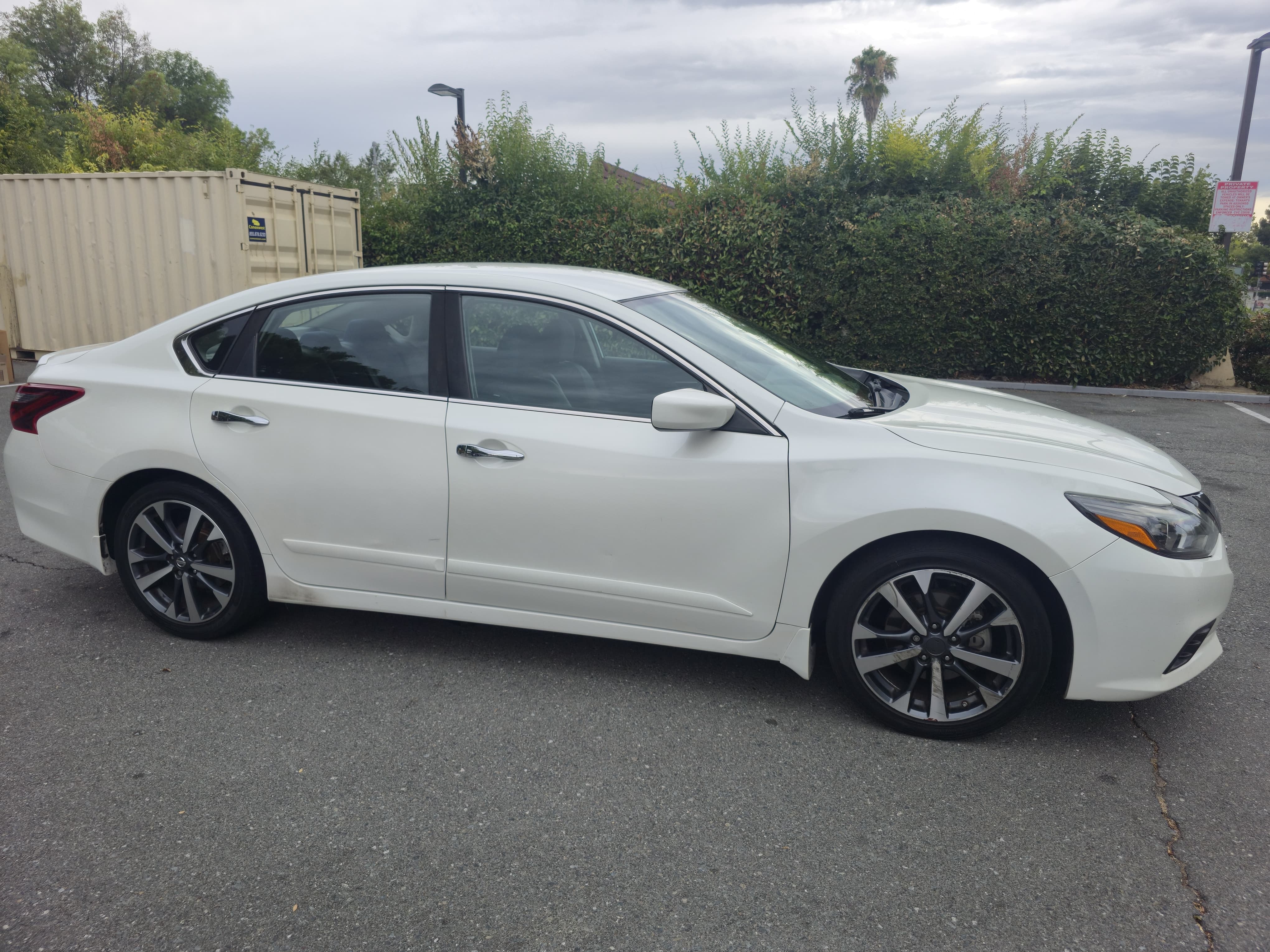 2017 Nissan Altima SR thumbnail 5