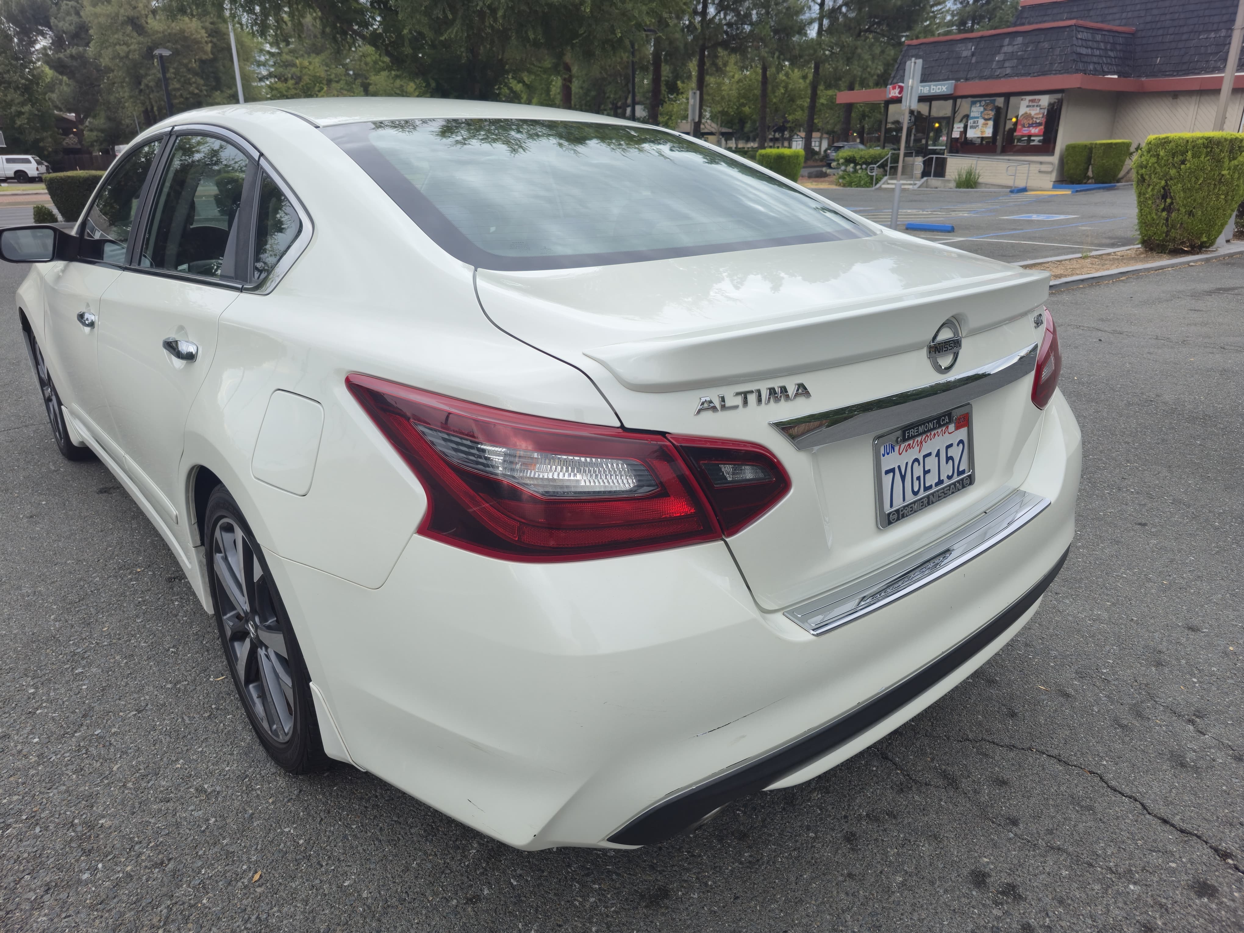 2017 Nissan Altima SR thumbnail 7