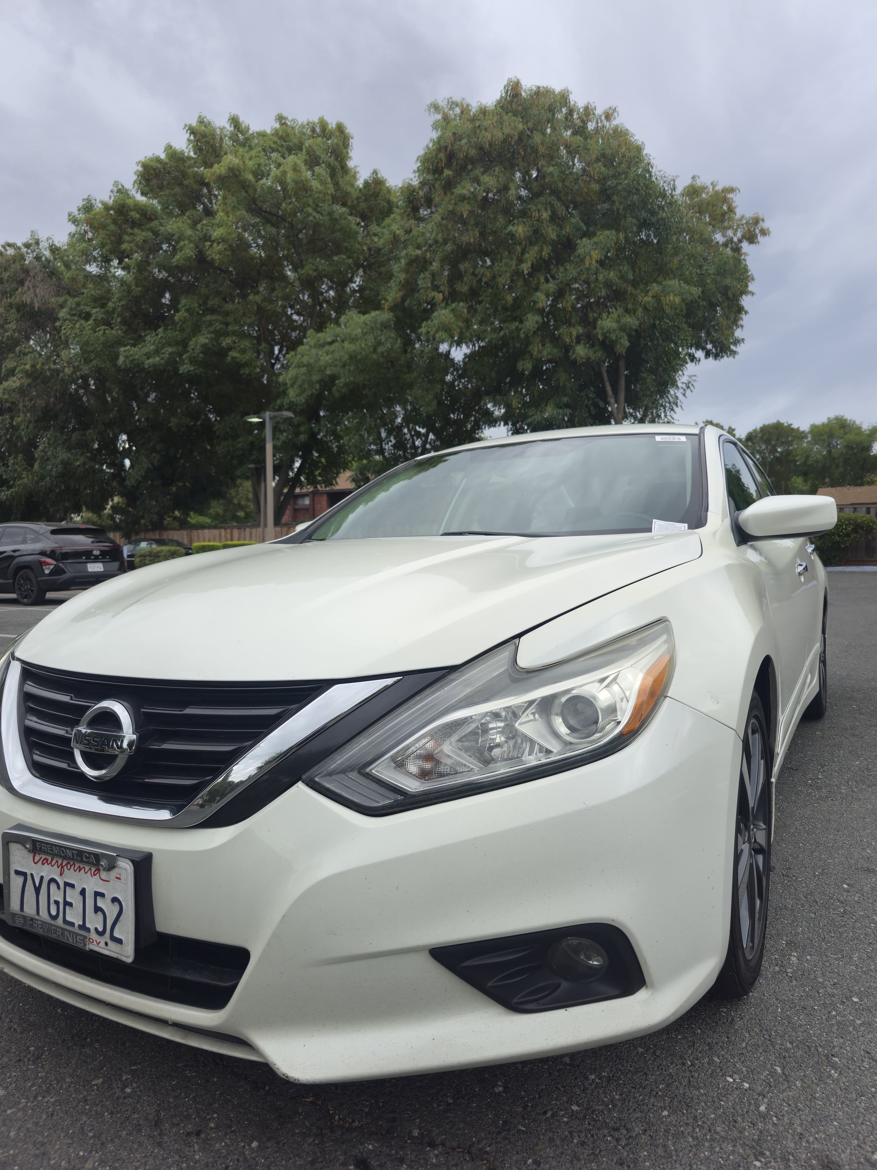 2017 Nissan Altima SR thumbnail 2