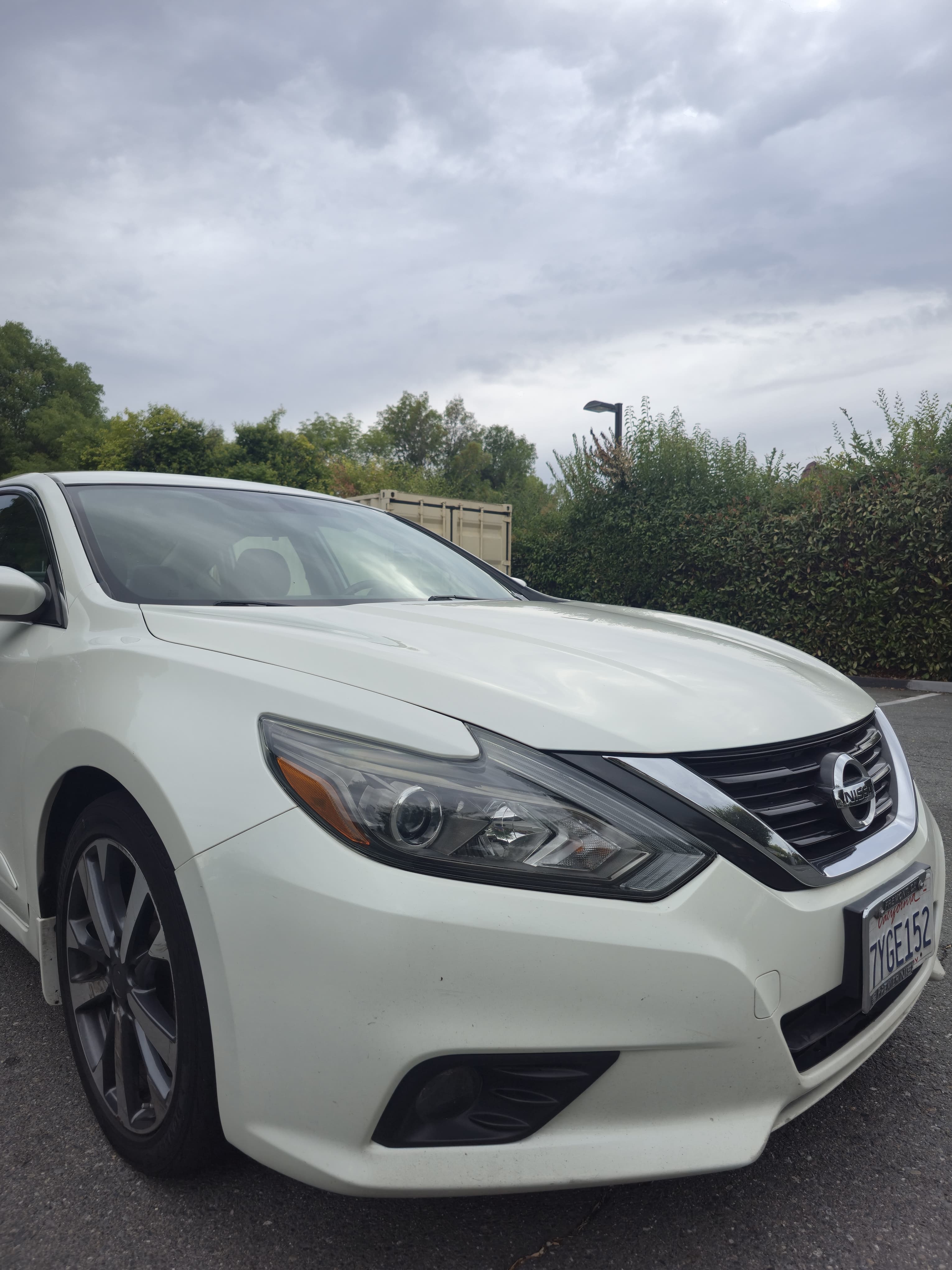 2017 Nissan Altima SR thumbnail 3