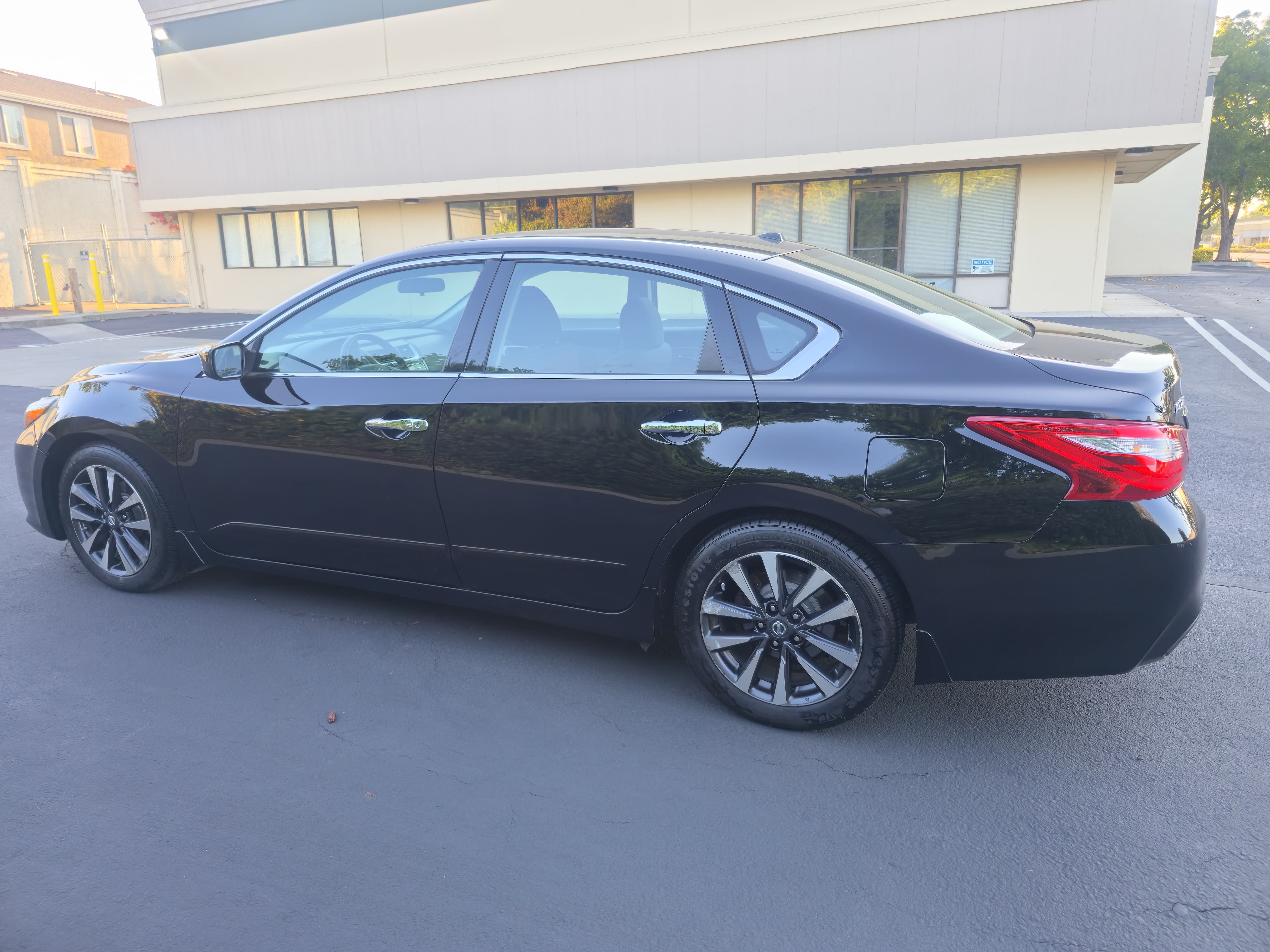 2016 Nissan Altima SV thumbnail 6