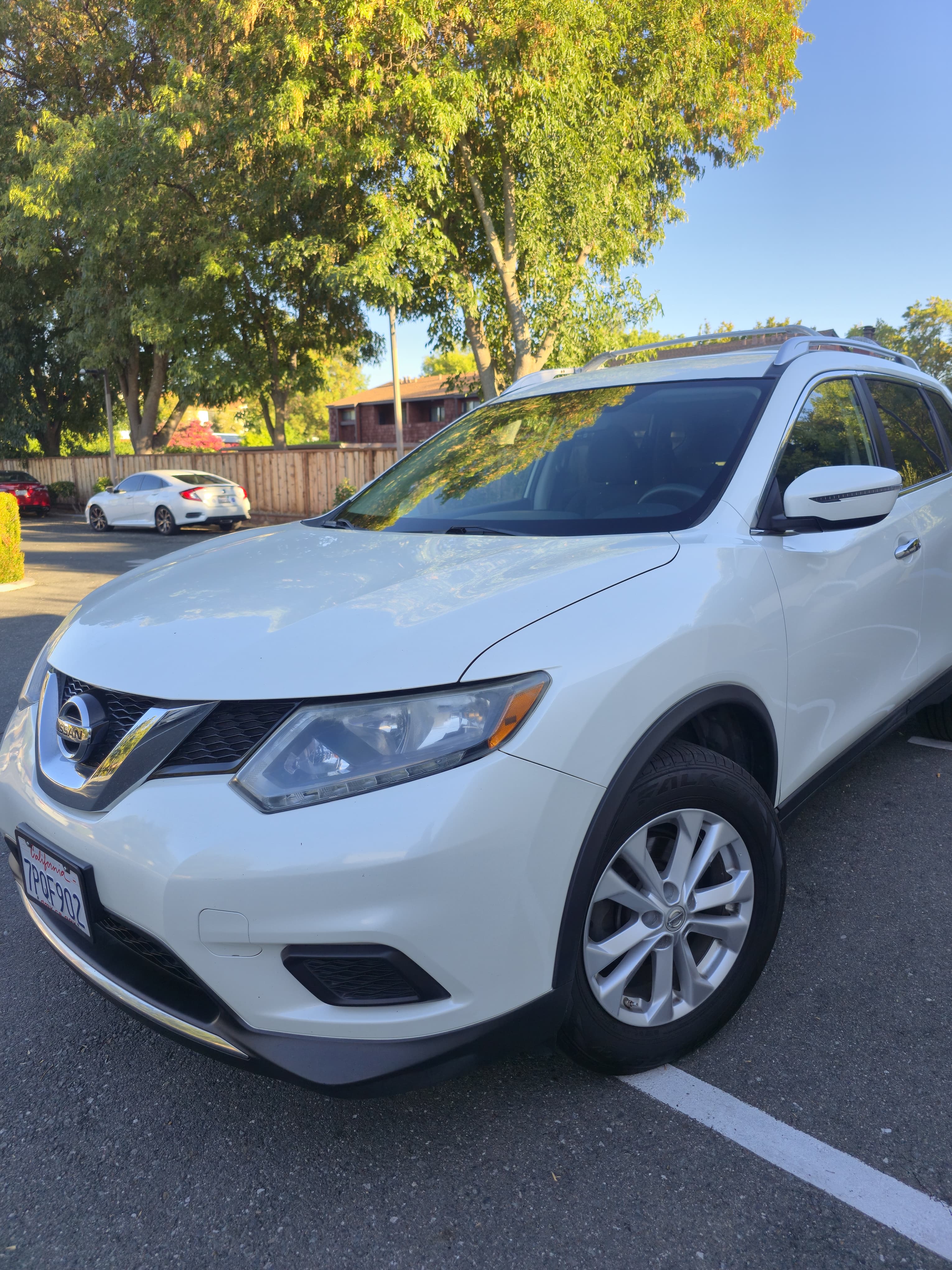 2016 Nissan Rogue SV thumbnail 2