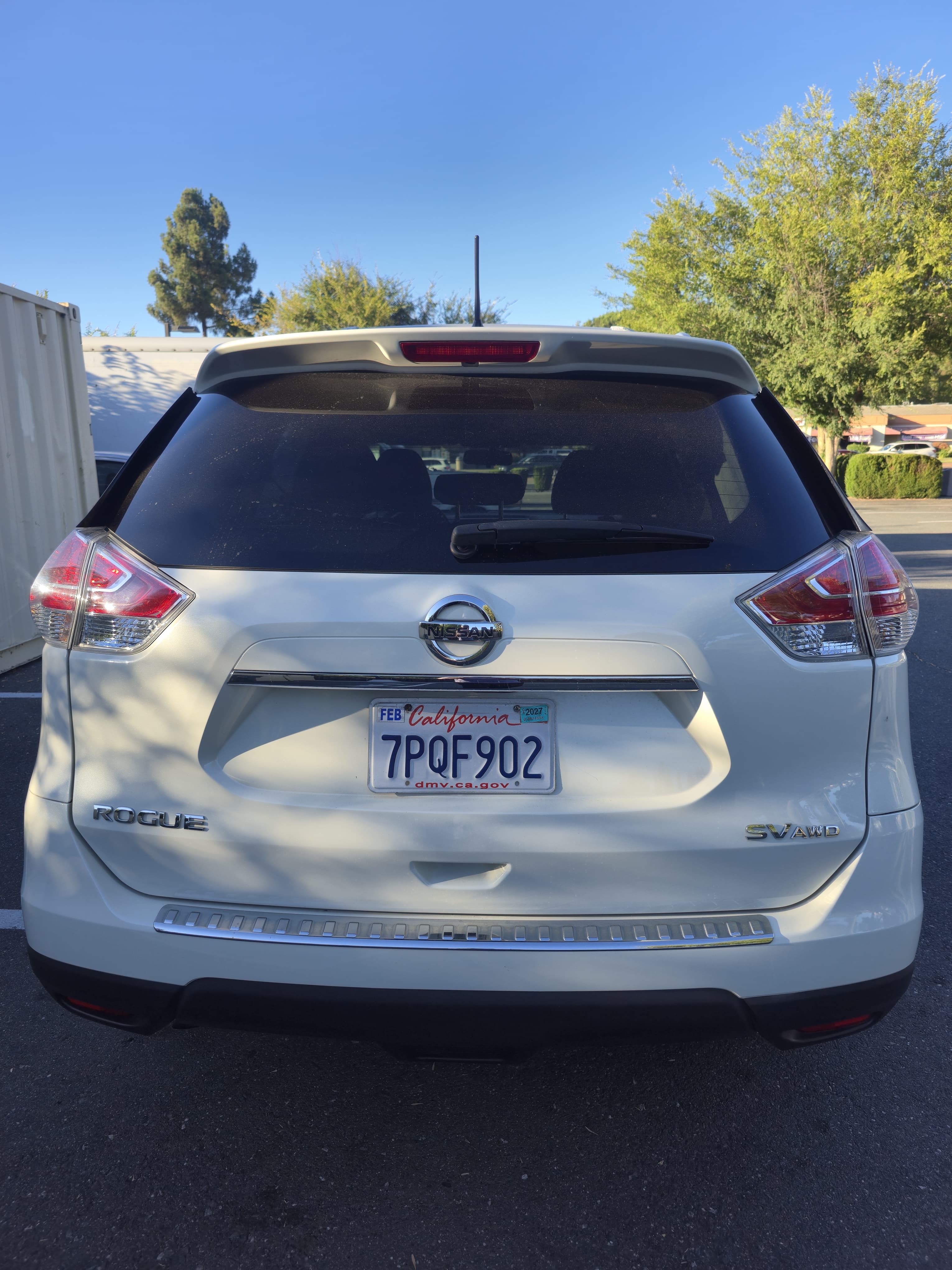 2016 Nissan Rogue SV thumbnail 4