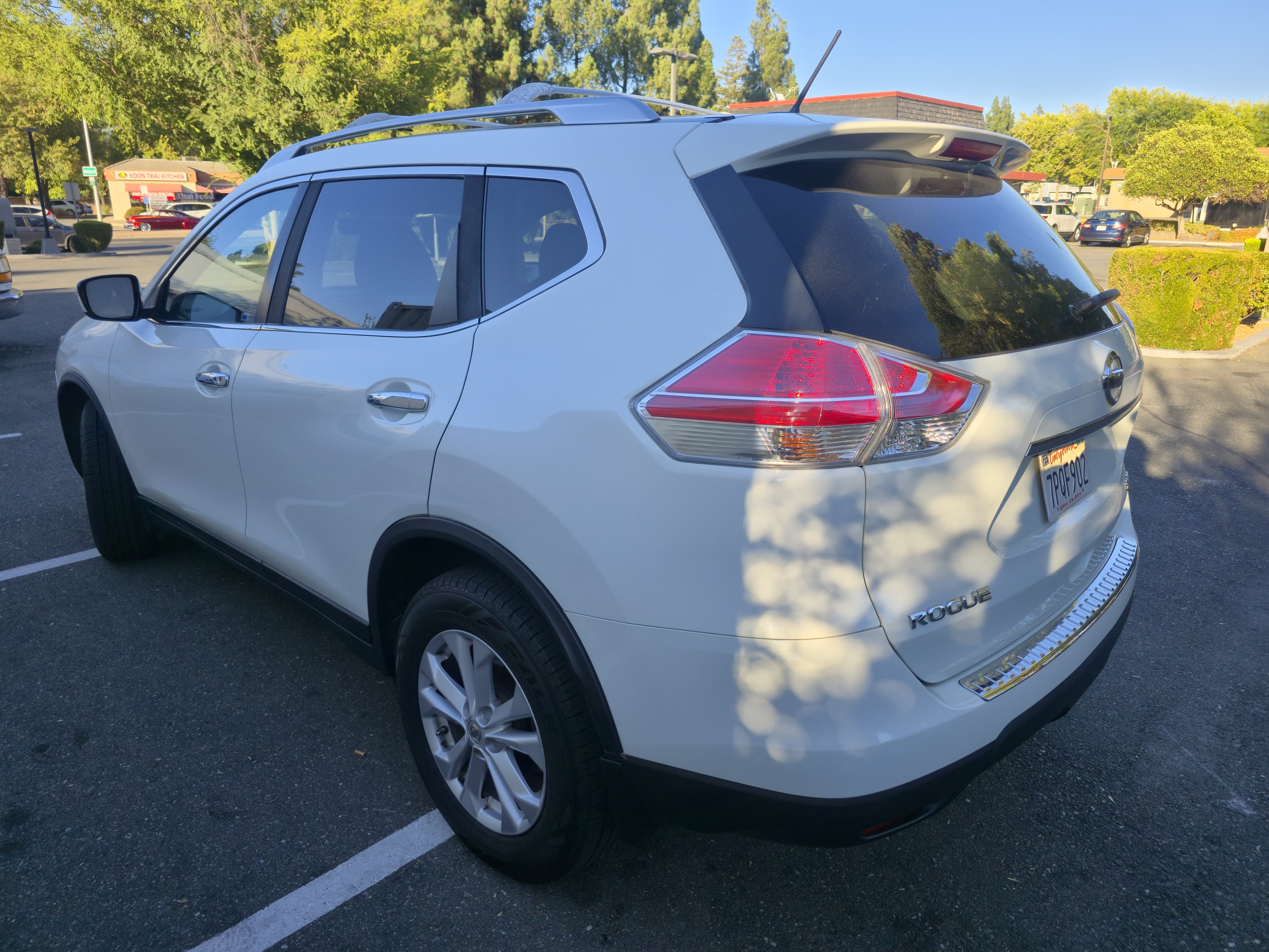 2016 Nissan Rogue SV thumbnail 7